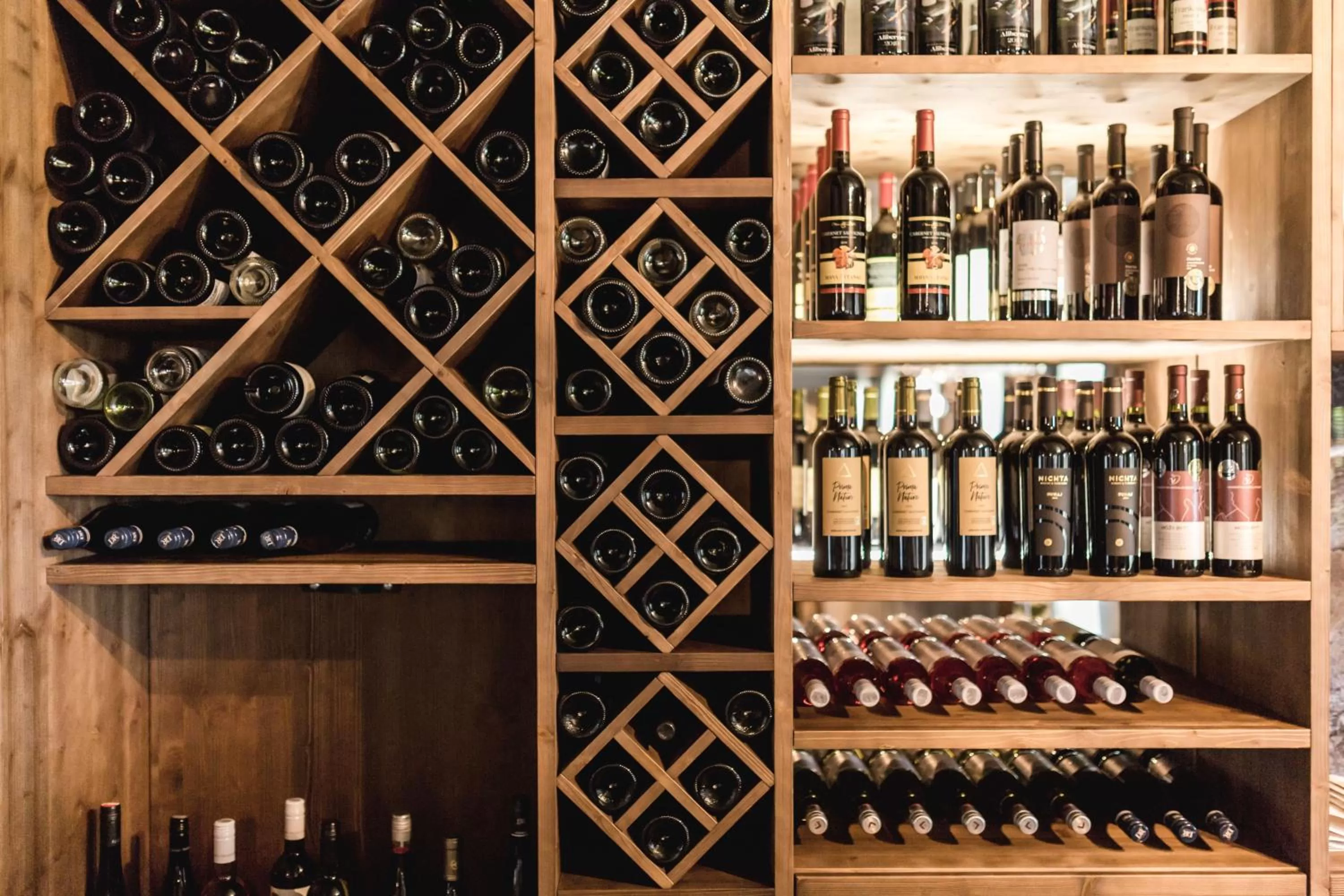 Lounge or bar in ARIETES MARMONT Resort