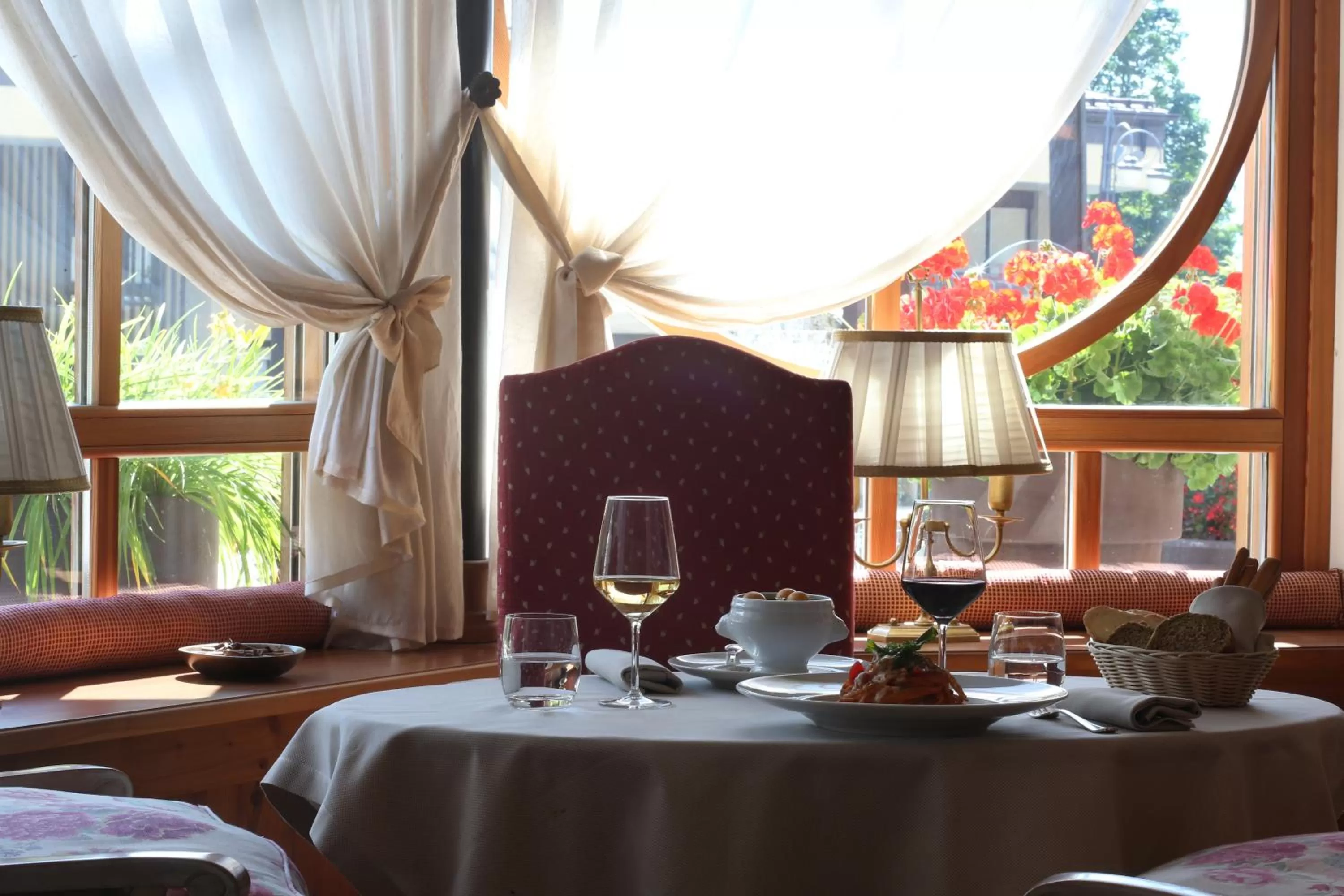 Restaurant/places to eat in Alpen Suite Hotel