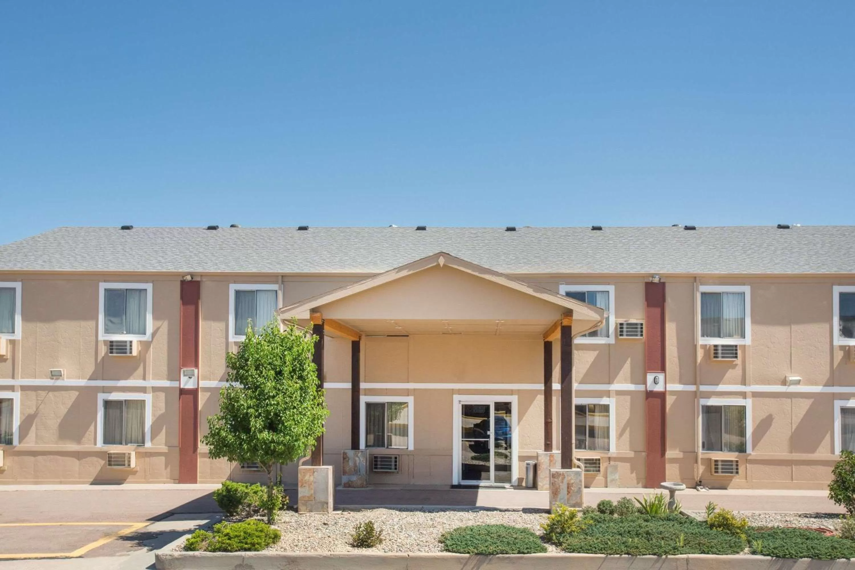 Property building in Super 8 by Wyndham Limon