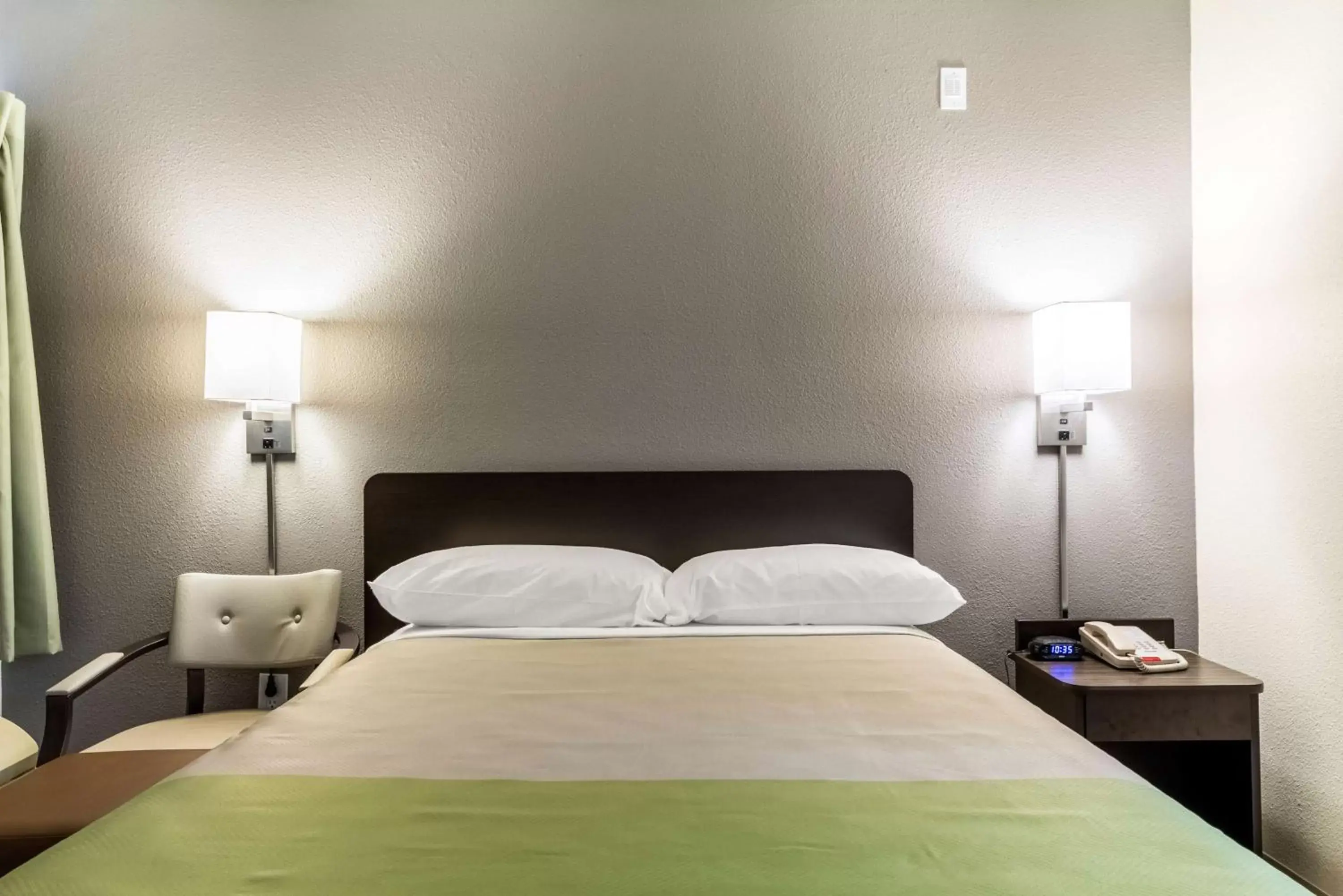 Queen Room - single occupancy - Non-Smoking in Studio 6-Dallas, TX - Northwest Queen Room - single occupancy - Non-Smoking in Studio 6-Dallas, TX - Northwest