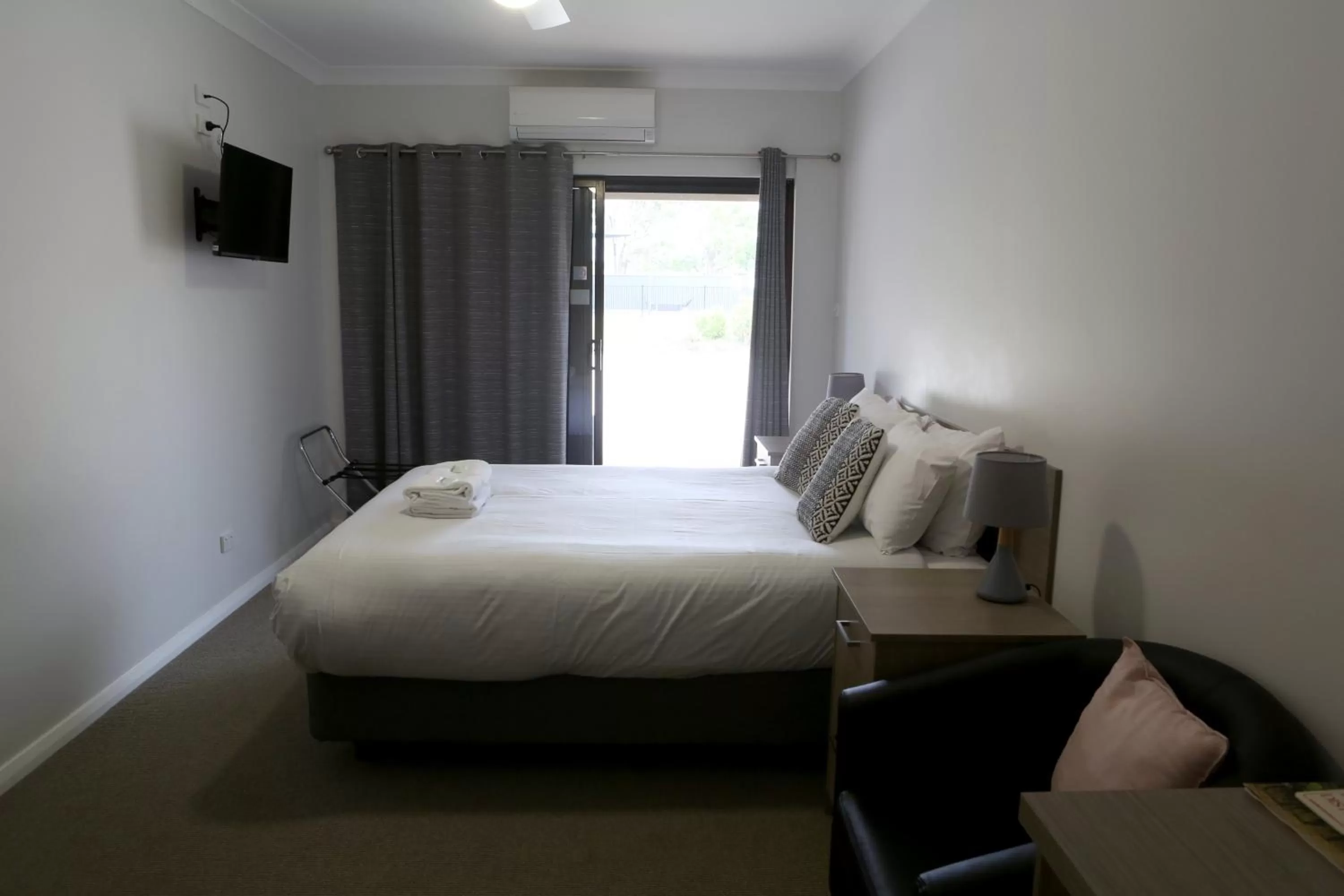 Photo of the whole room, Bed in Mudgee Vineyard Motor Inn