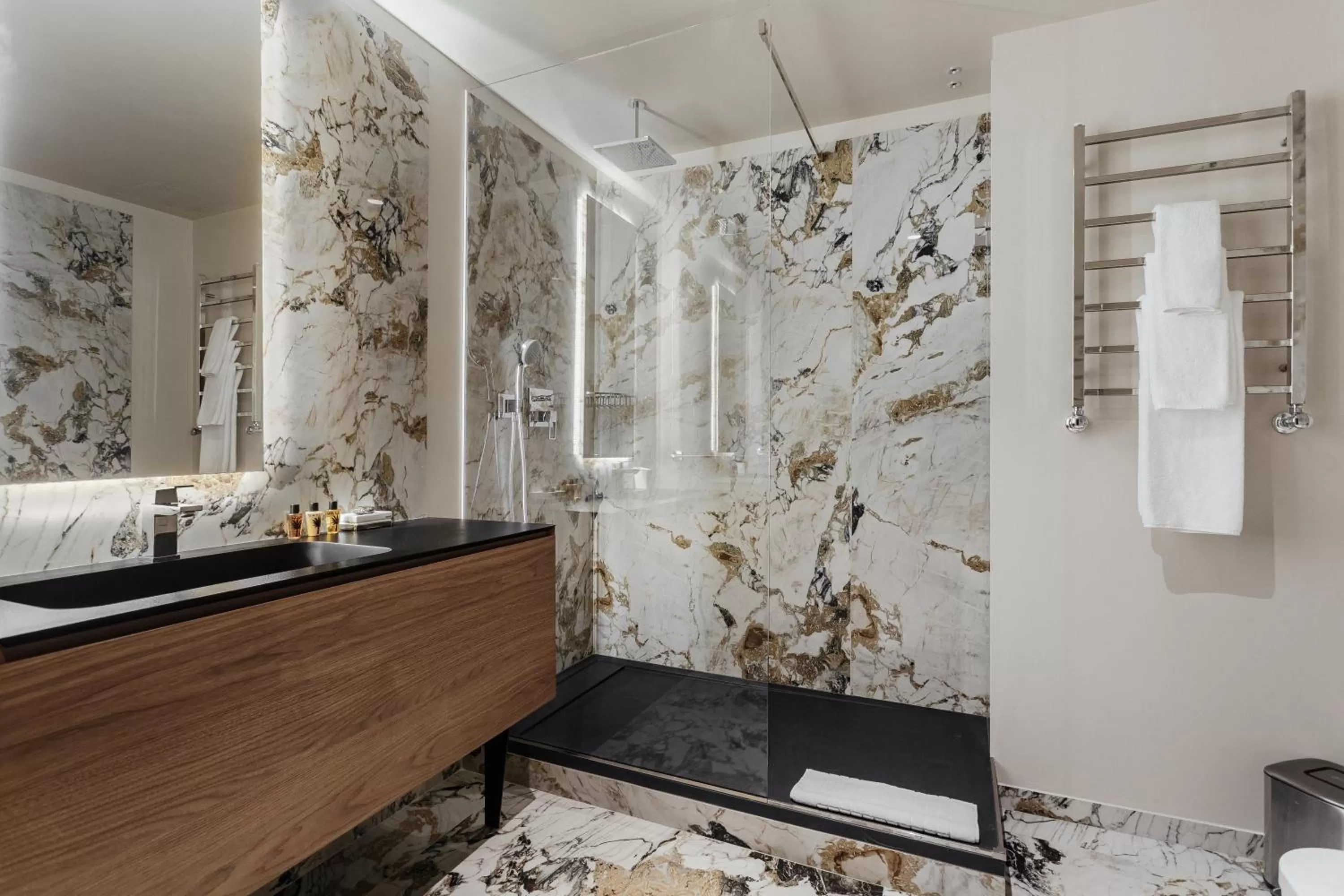 Shower in Il Decameron Luxury Design Hotel