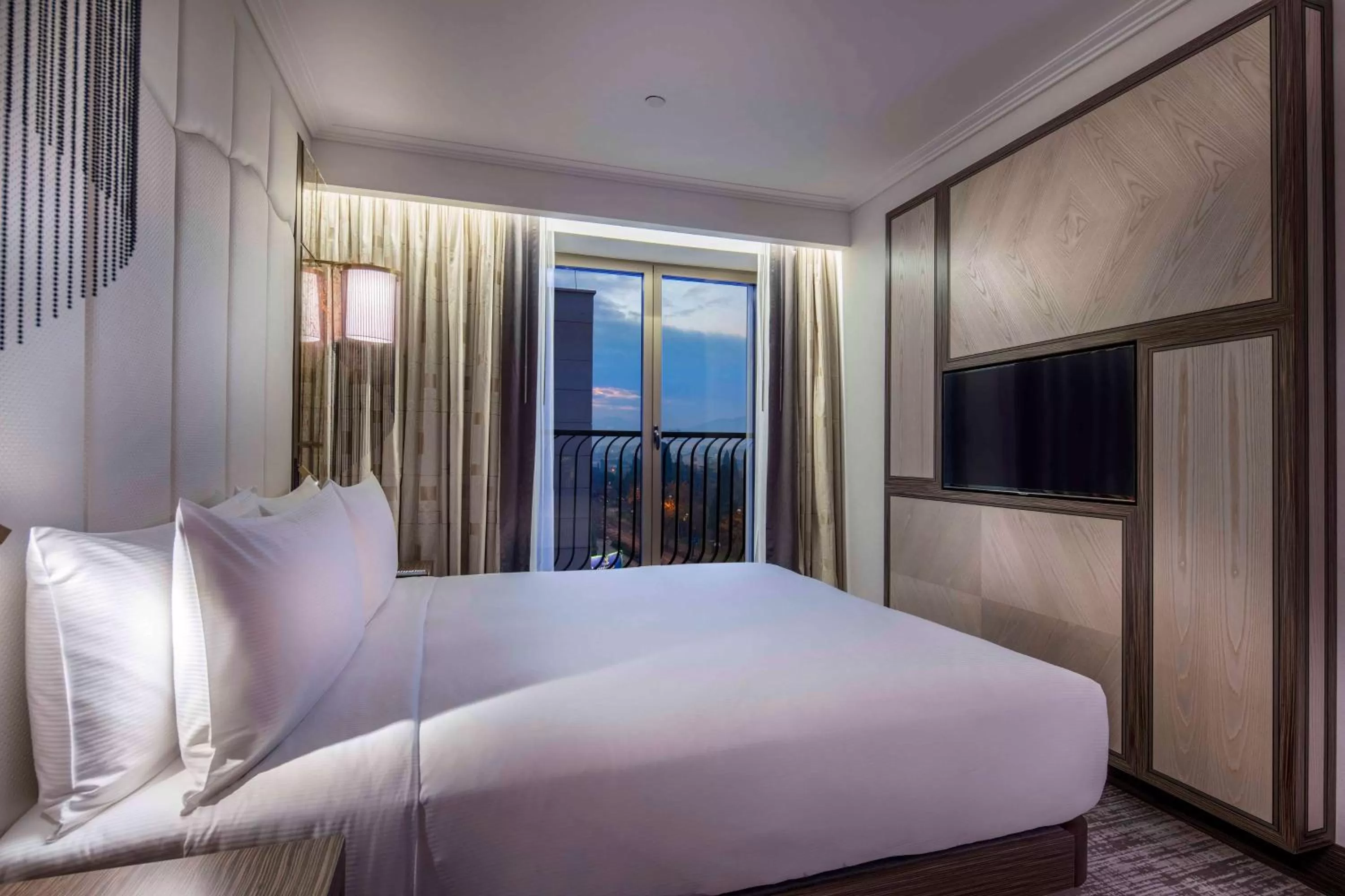 Kitchen or kitchenette, Bed in Hilton Podgorica Crna Gora