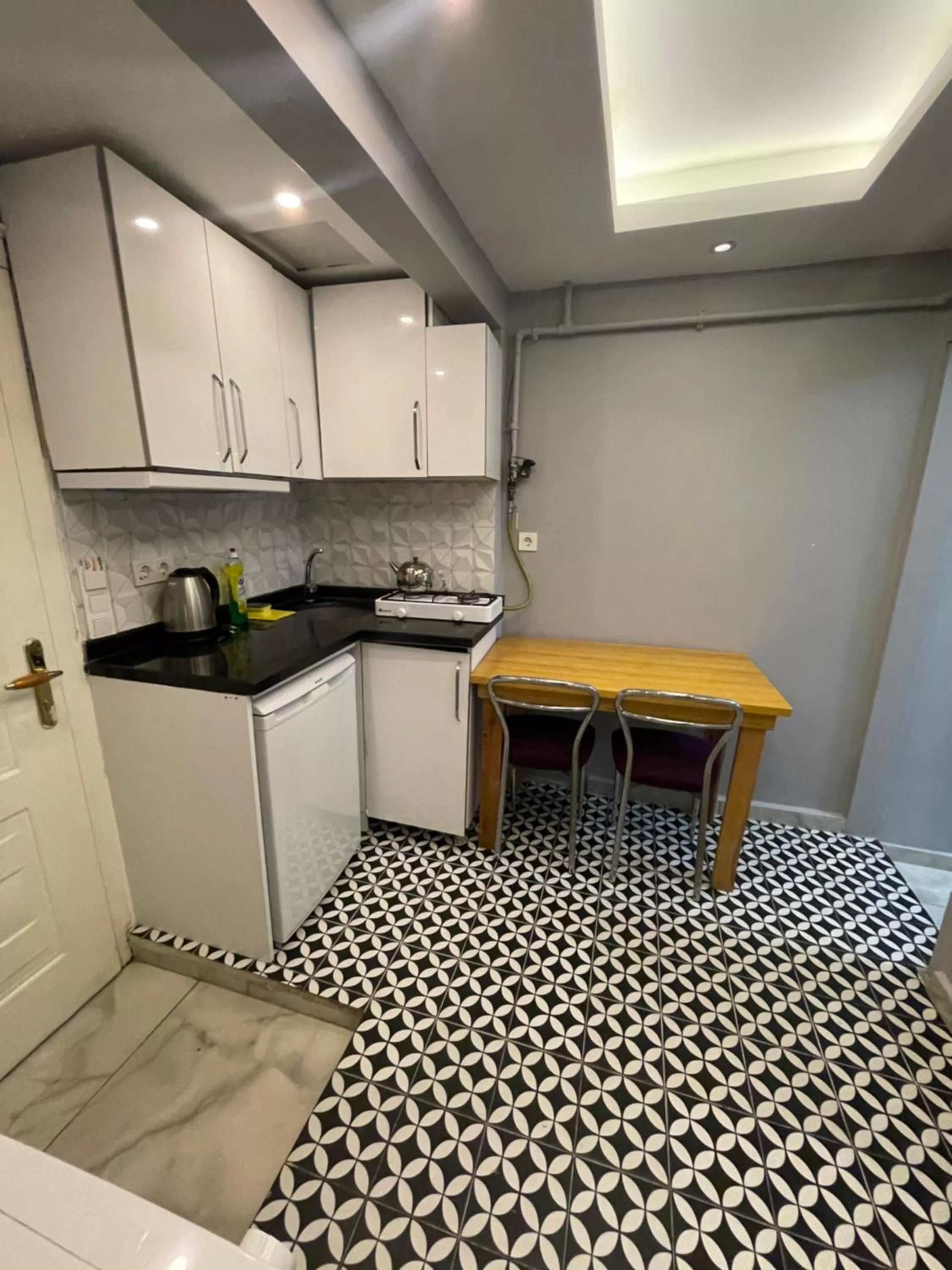 Kitchen/Kitchenette in Arat Apartments