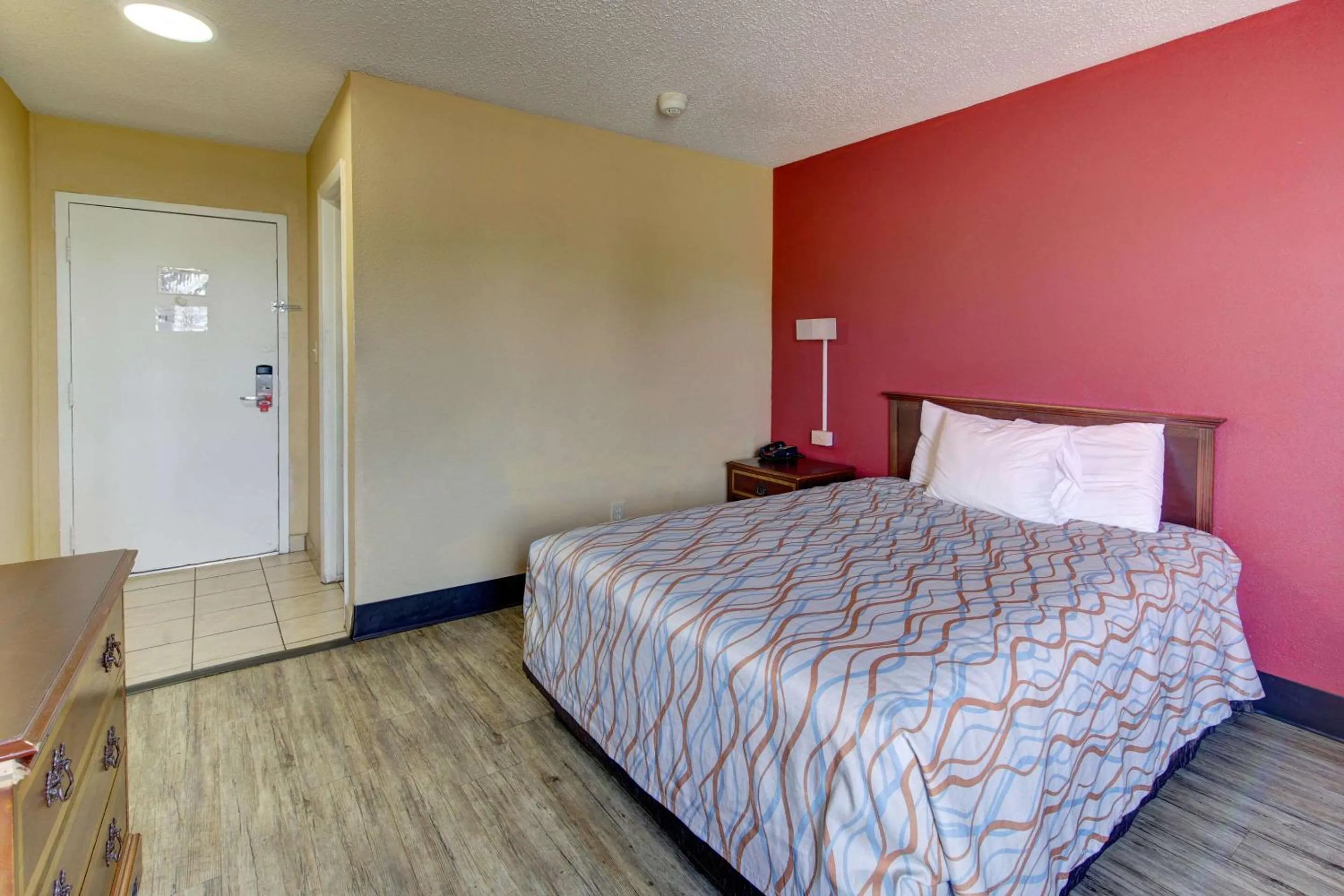 Bedroom, Bed in Econo Lodge Virginia Beach Town Center