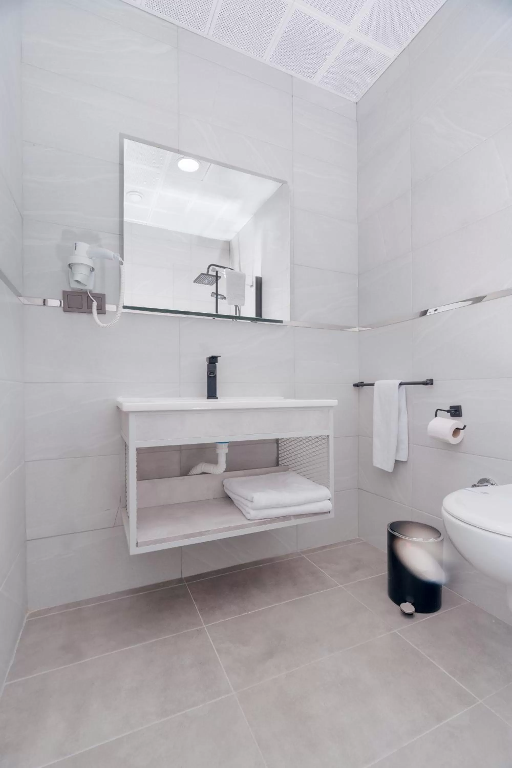 Toilet in Melanj Airport Hotel