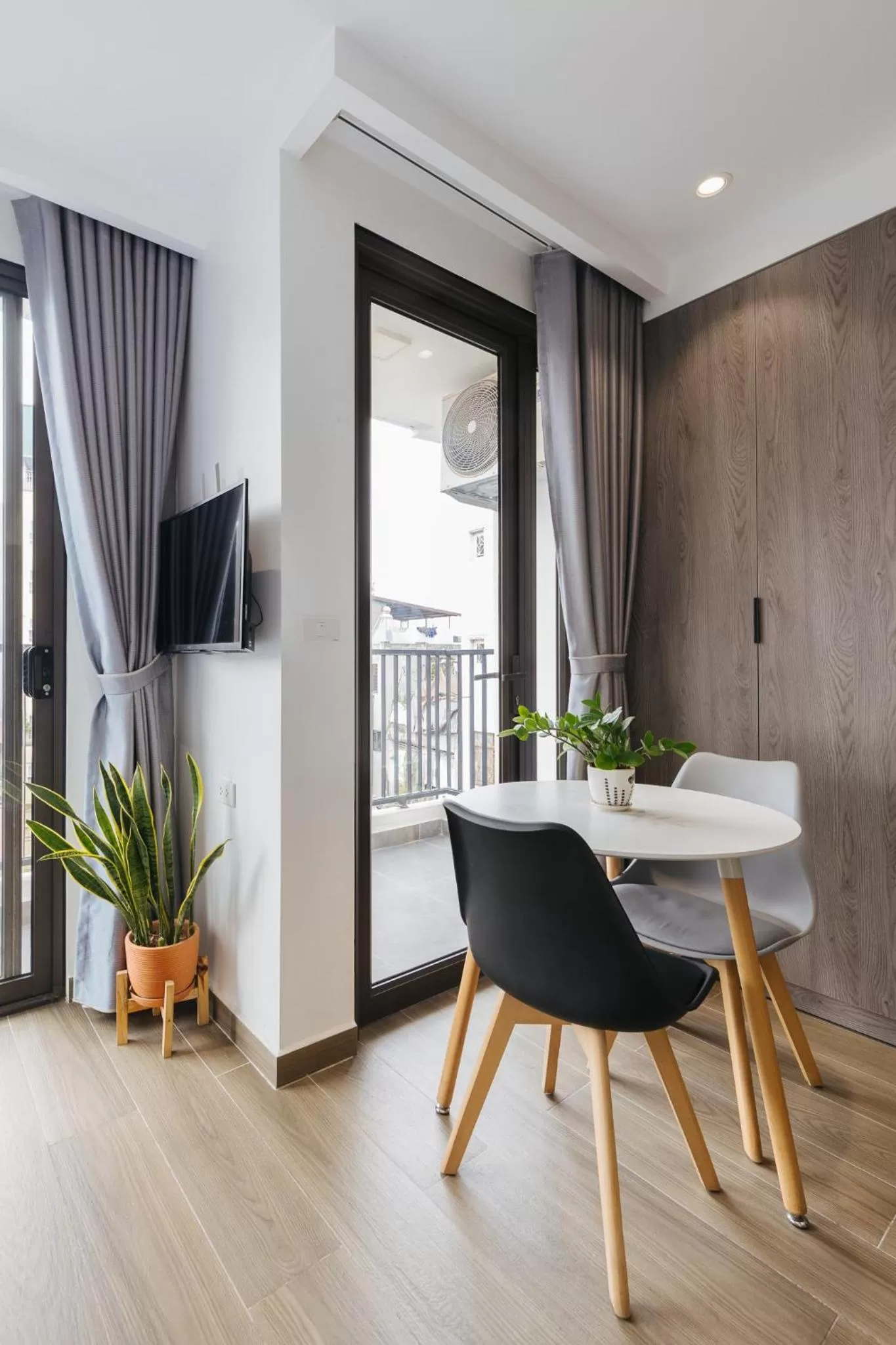 TV and multimedia in LUCK APART 8 - Hanoi Westlake Balcony Studio