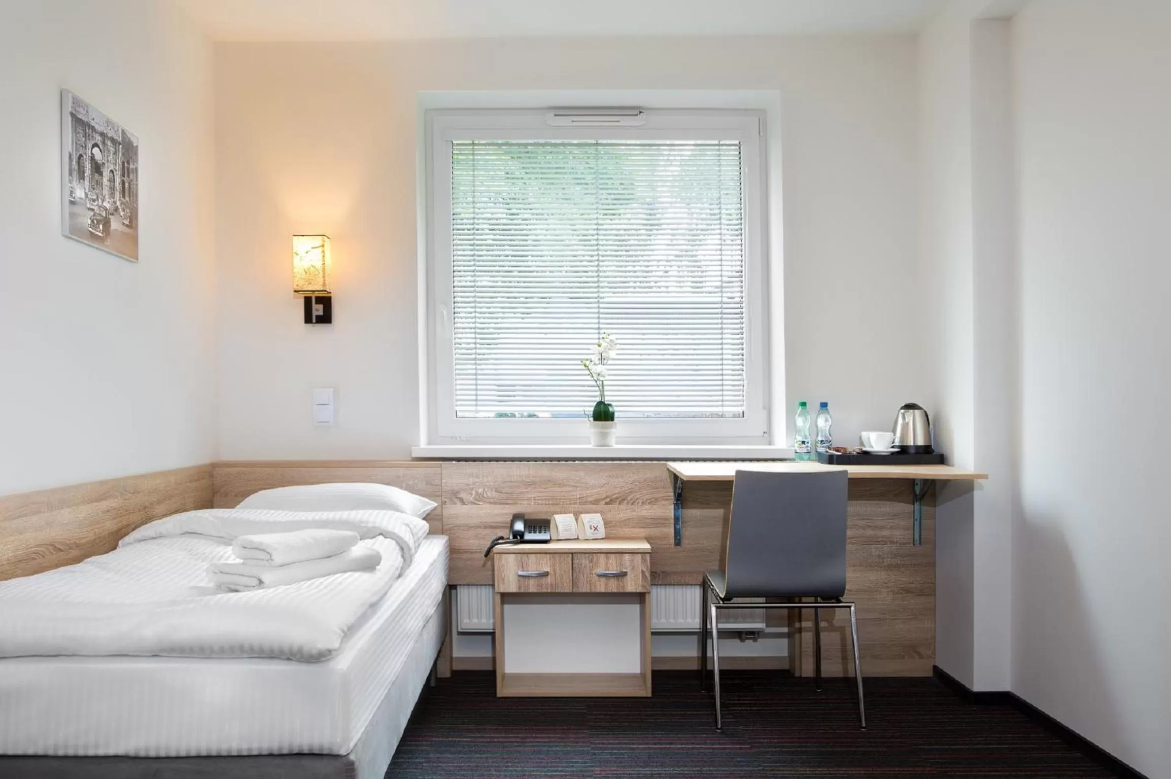 Coffee/tea facilities, Bed in Automobil Hotel