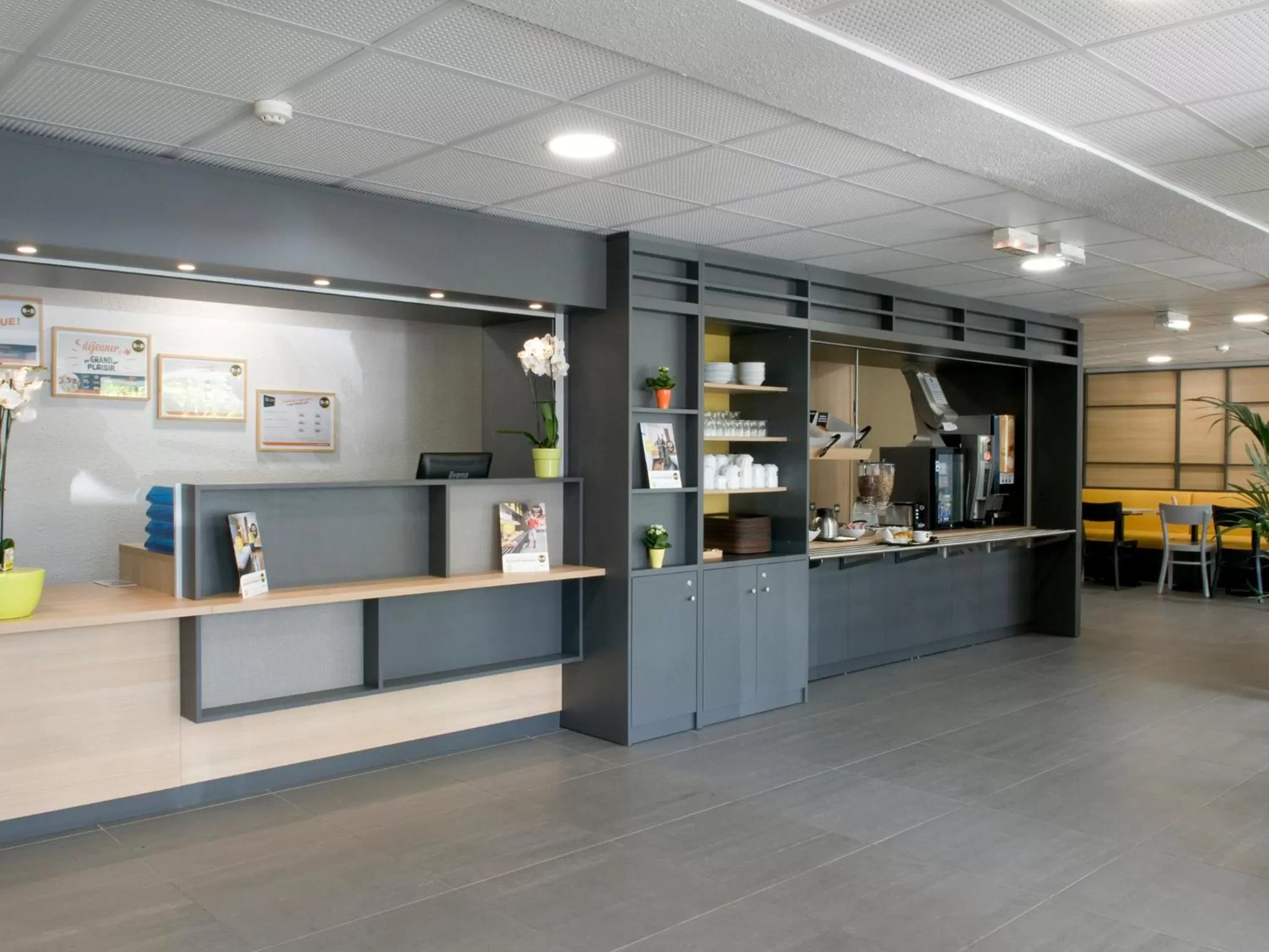 Lobby or reception in B&B HOTEL Saint-Quentin