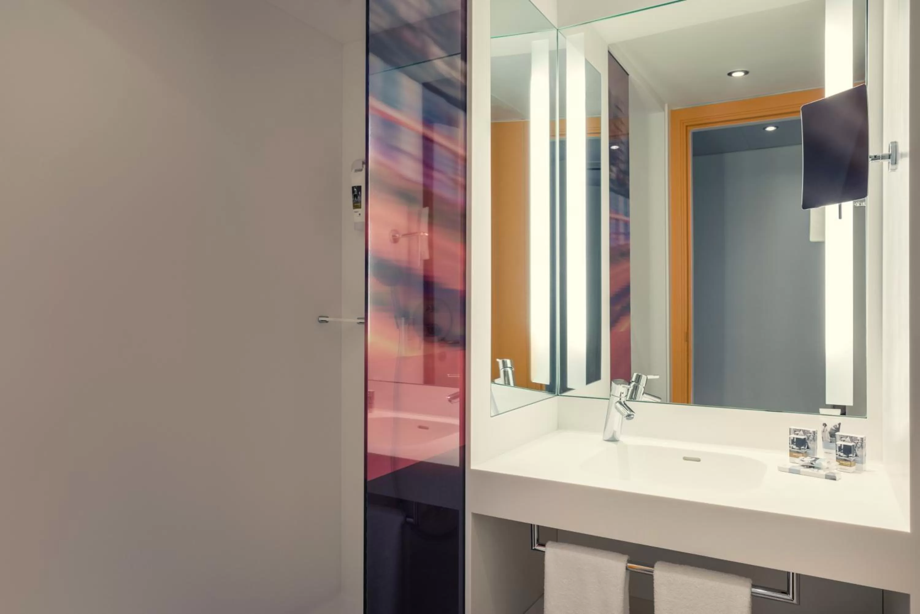 Shower in Mercure Paris Boulogne