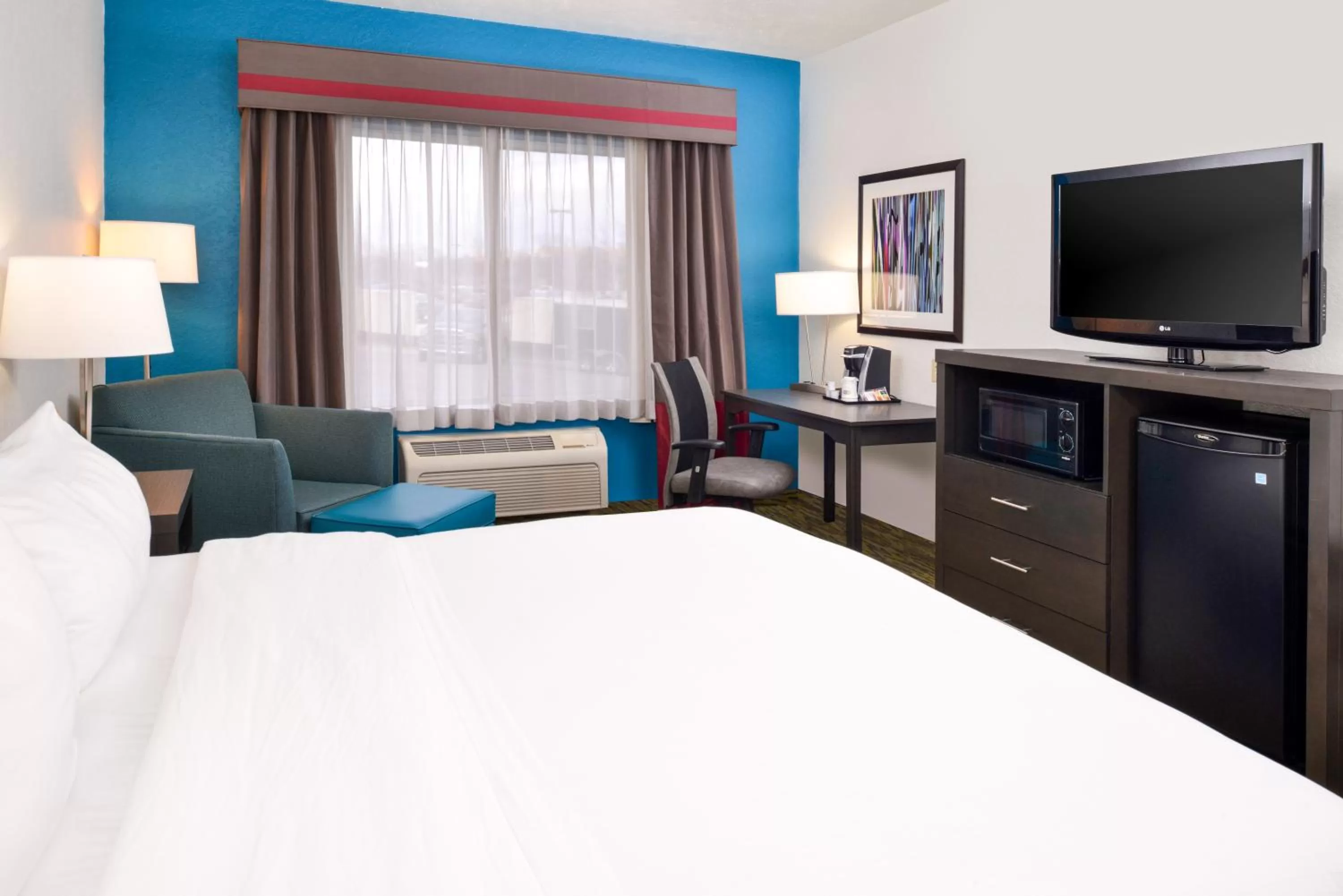 Photo of the whole room in Holiday Inn Express Hotel & Suites Omaha West by IHG