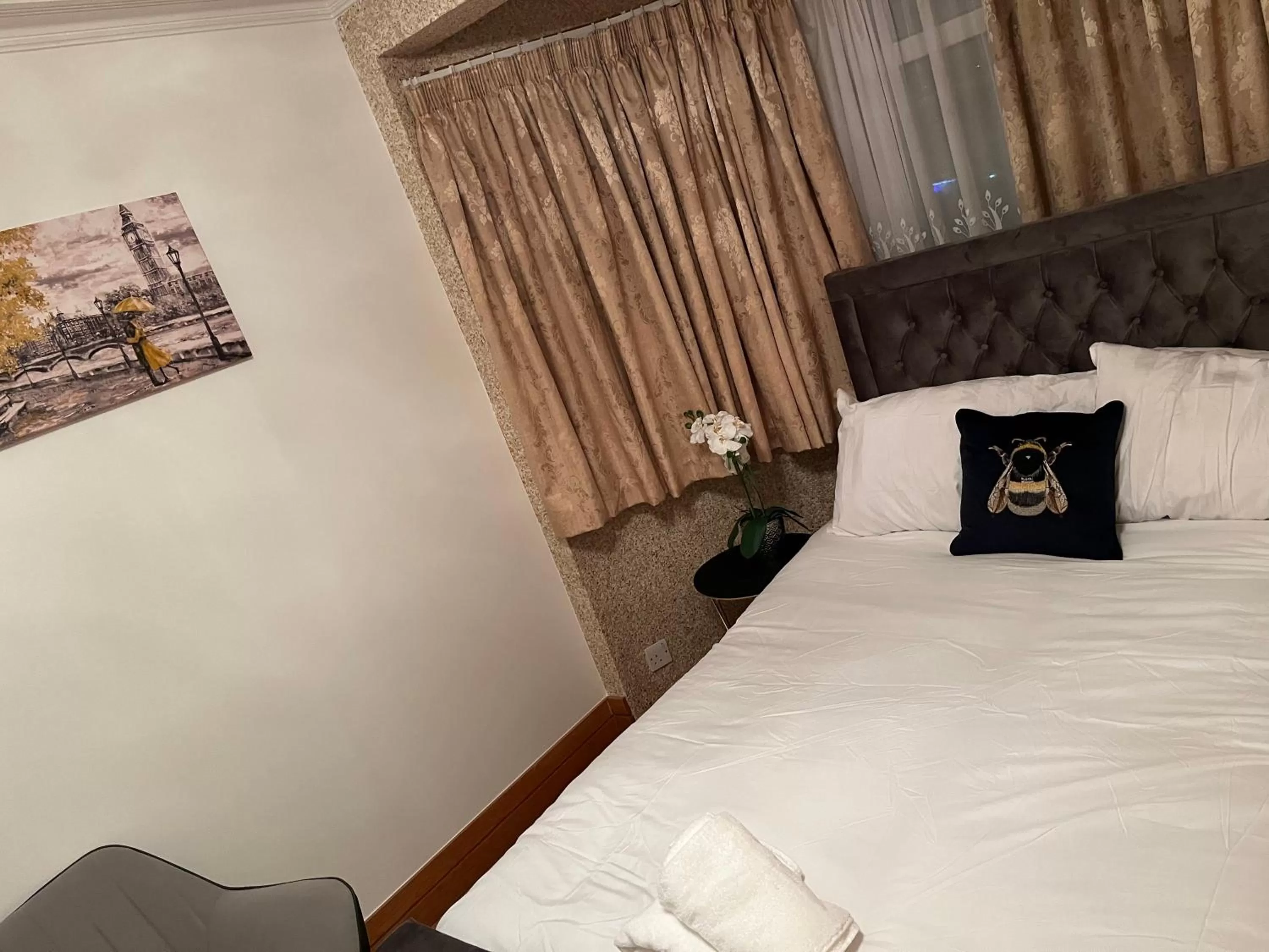 Bed in TJ Homes - Luxury Studio Suite with Garden View - Next to tube station London