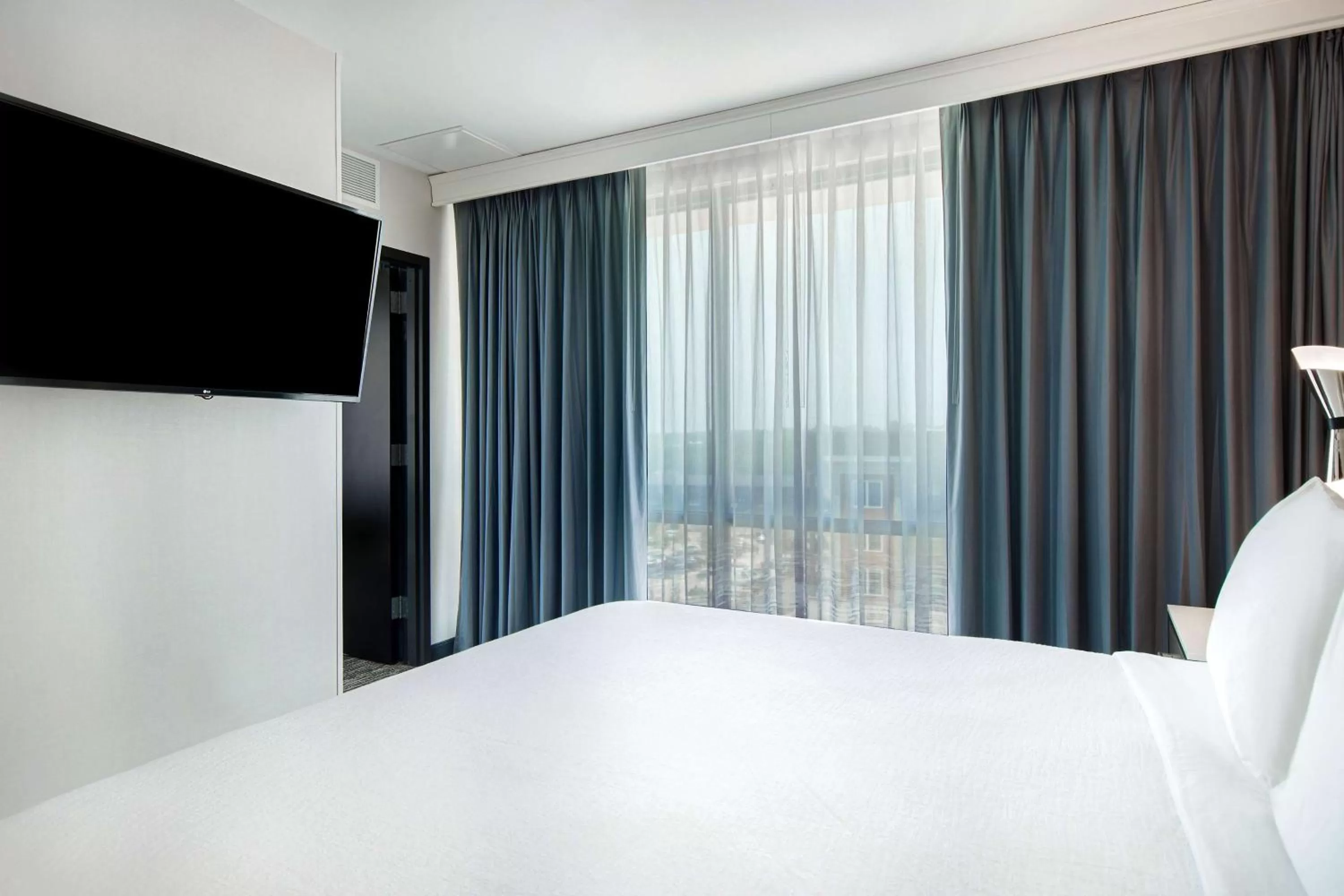 Bed in Embassy Suites By Hilton Alpharetta Halcyon