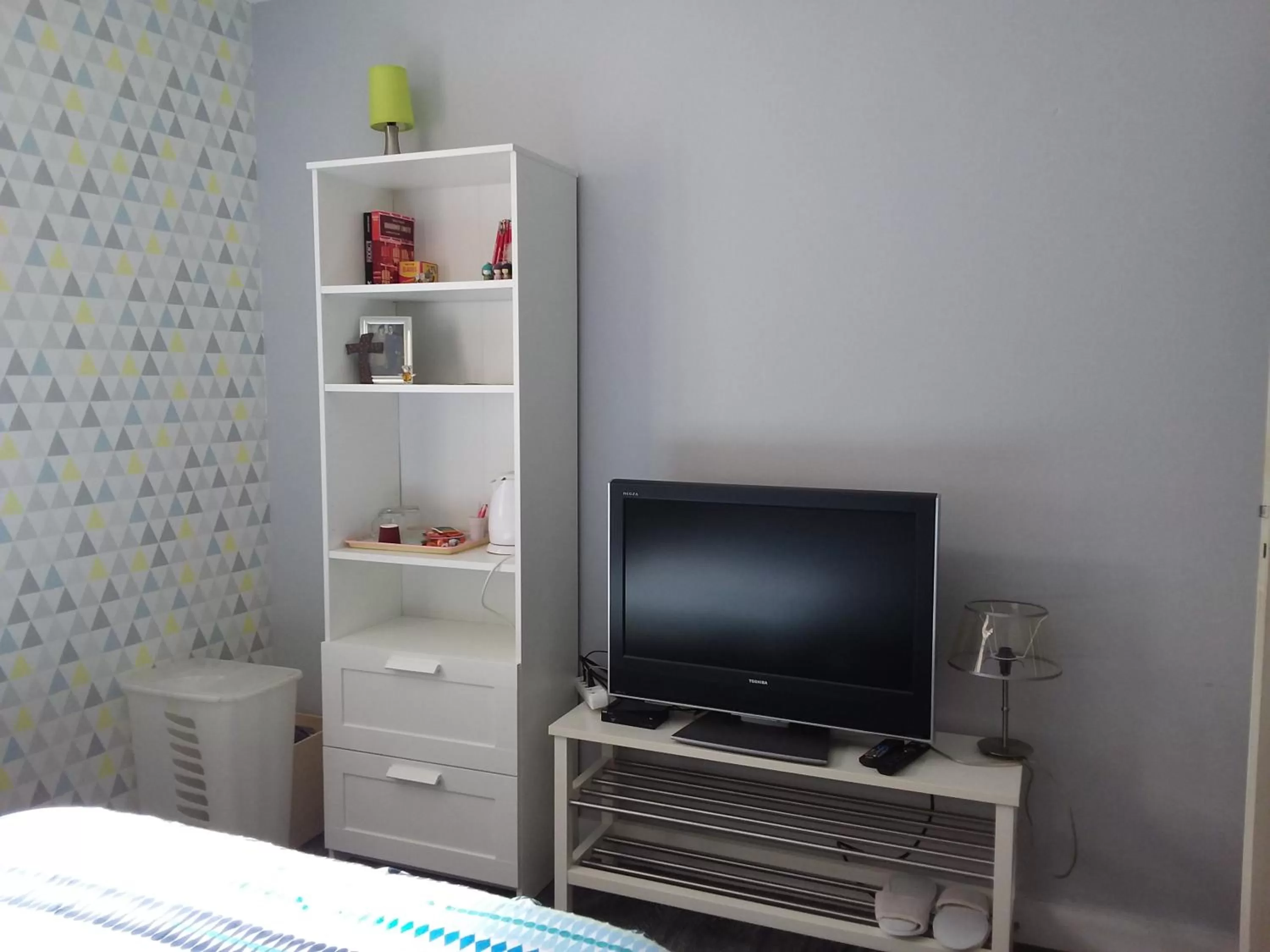 Property building, TV/Entertainment Center in B&B La Forêt de Charmeuse