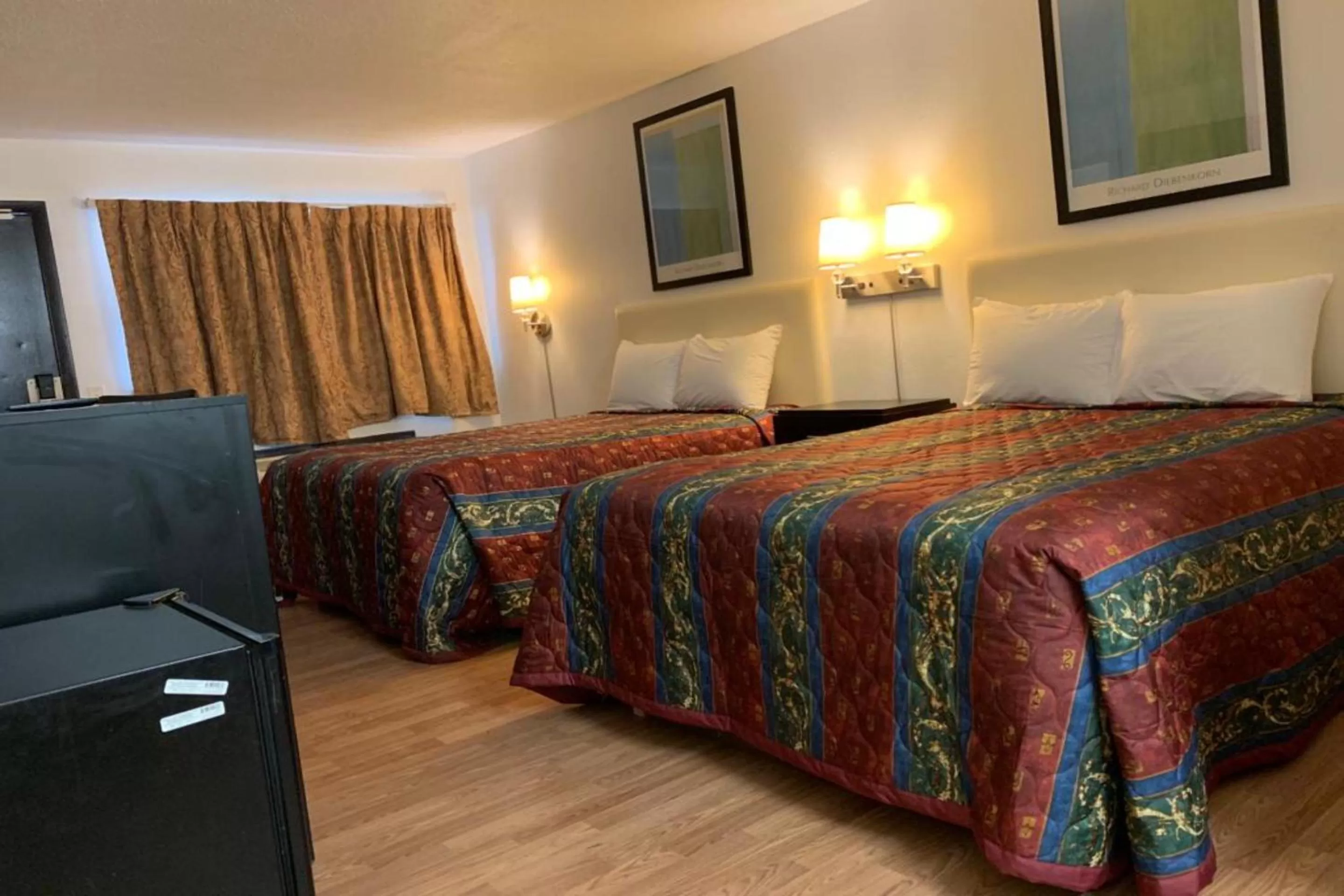 Bedroom, Bed in Economy Inn of Holland