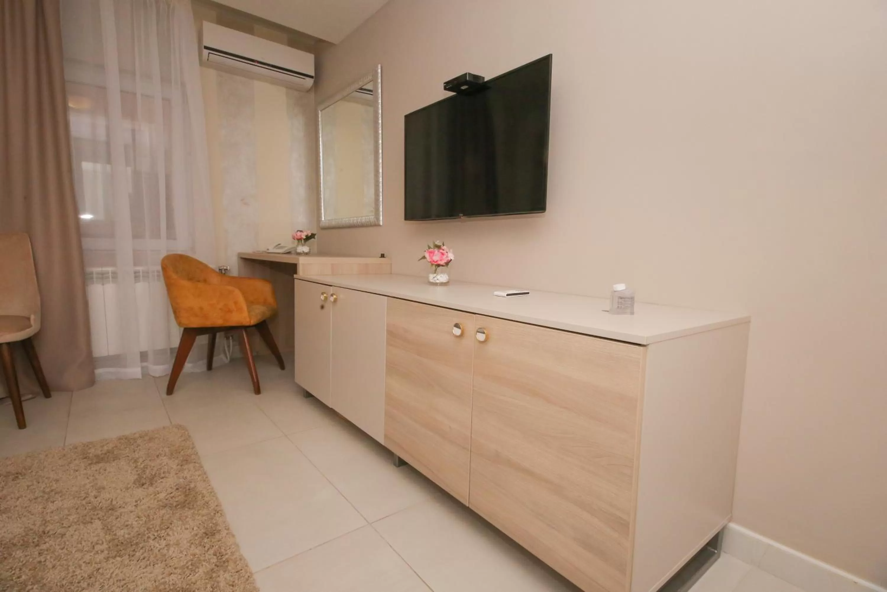 TV and multimedia, TV/Entertainment Center in Bajadera Lux