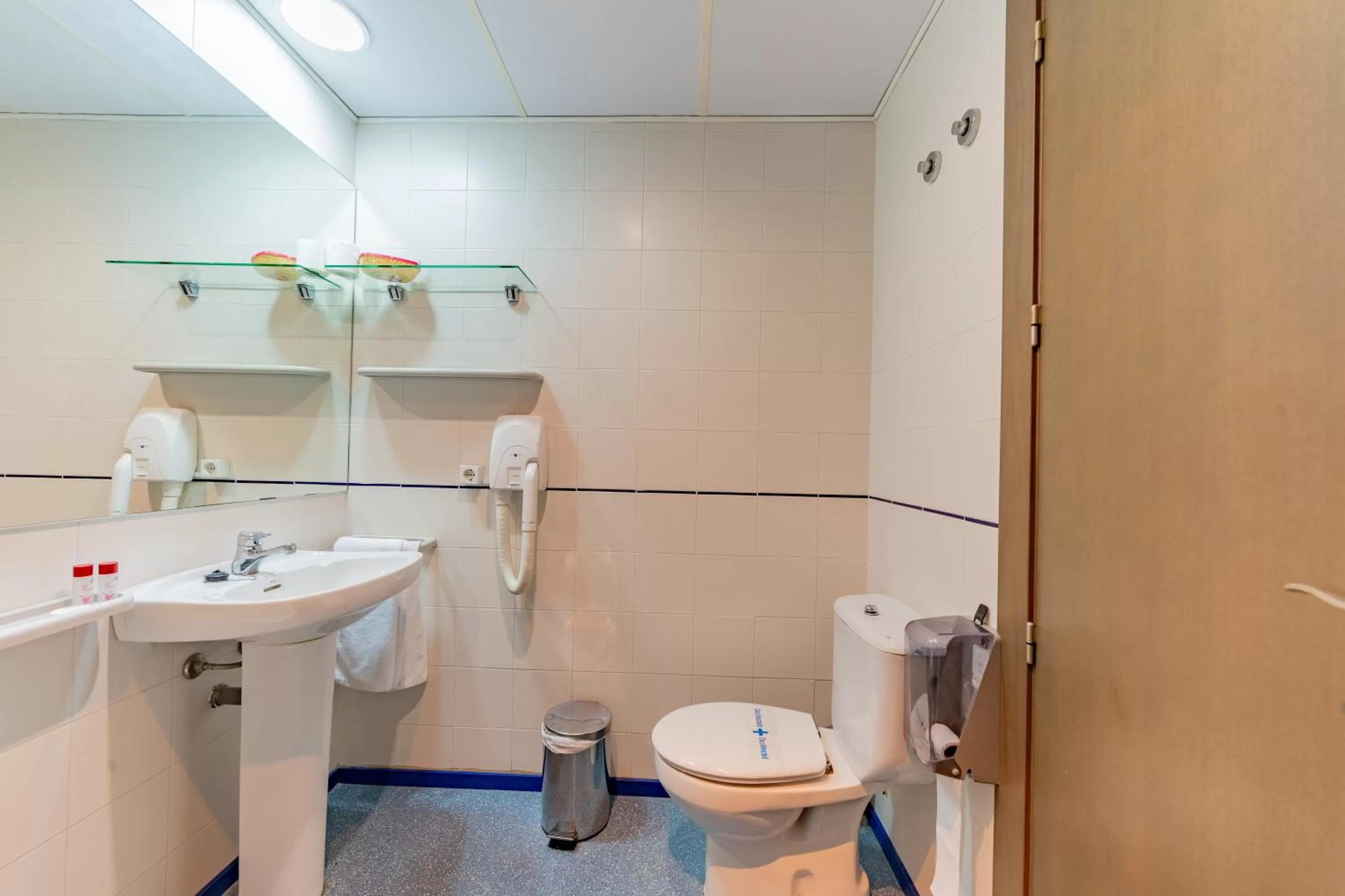 Bathroom in Hotel Monreal Jumilla