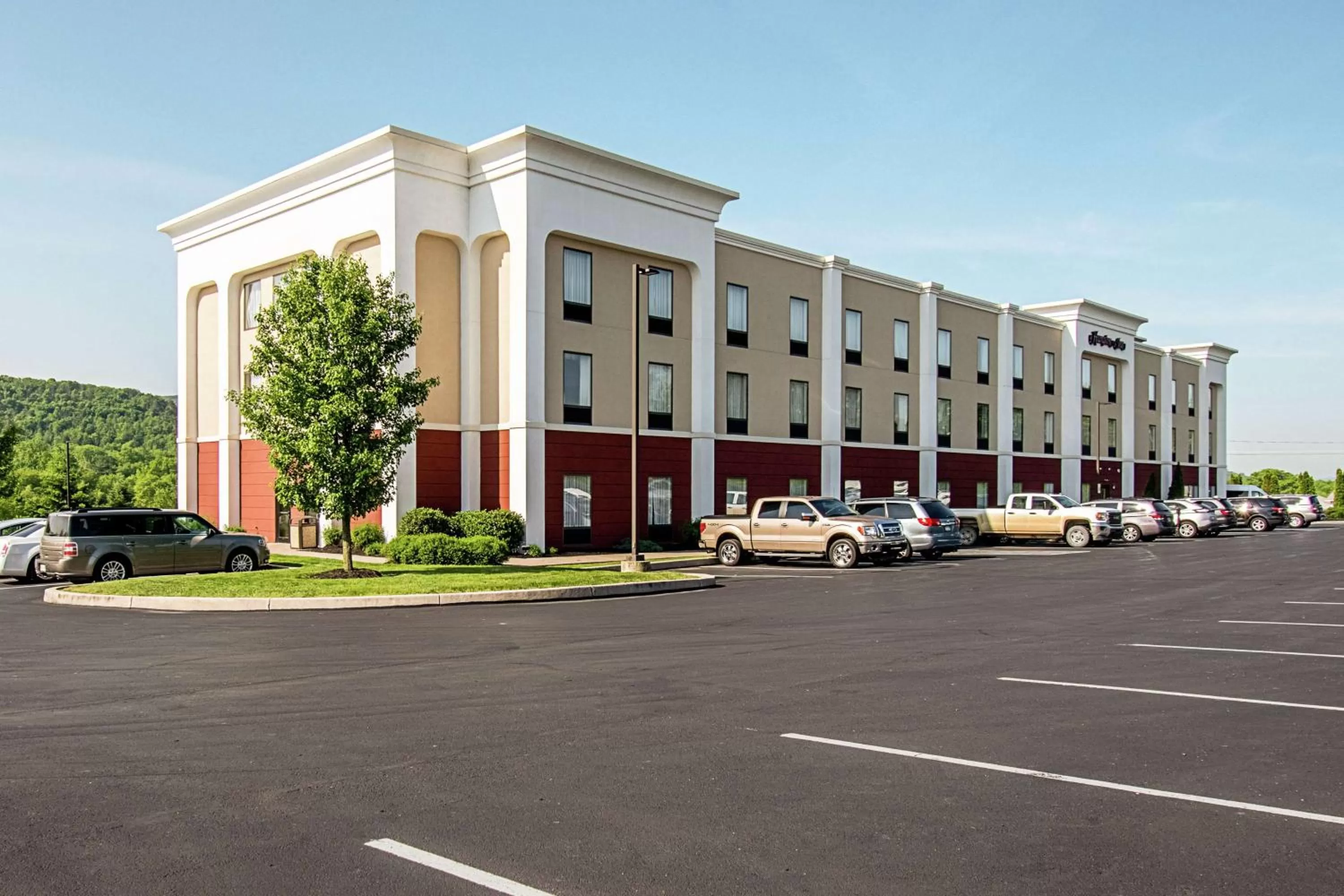 Property building in Hampton Inn Pine Grove