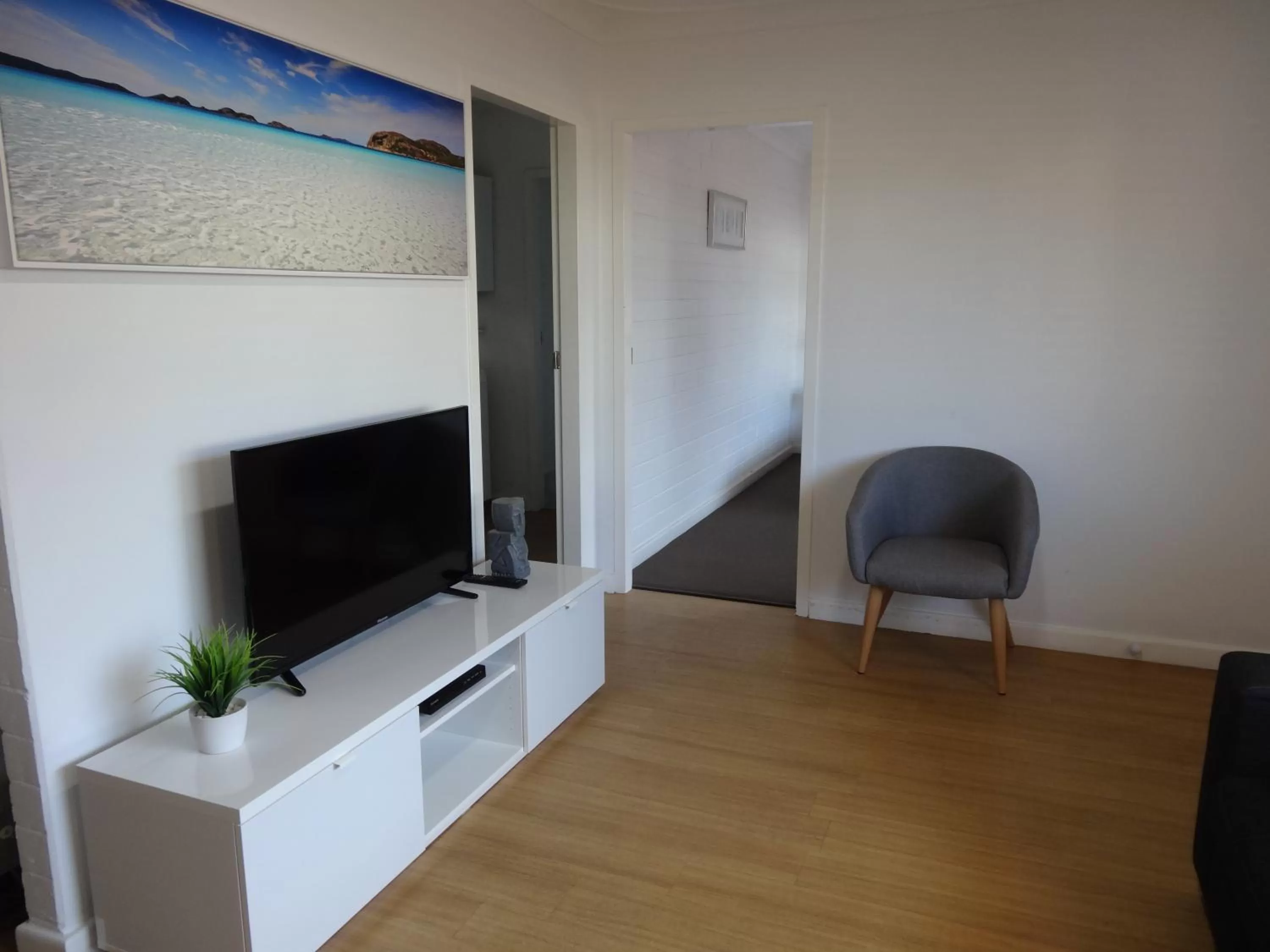 Dining area, TV/Entertainment Center in Archipelago Apartments Esperance