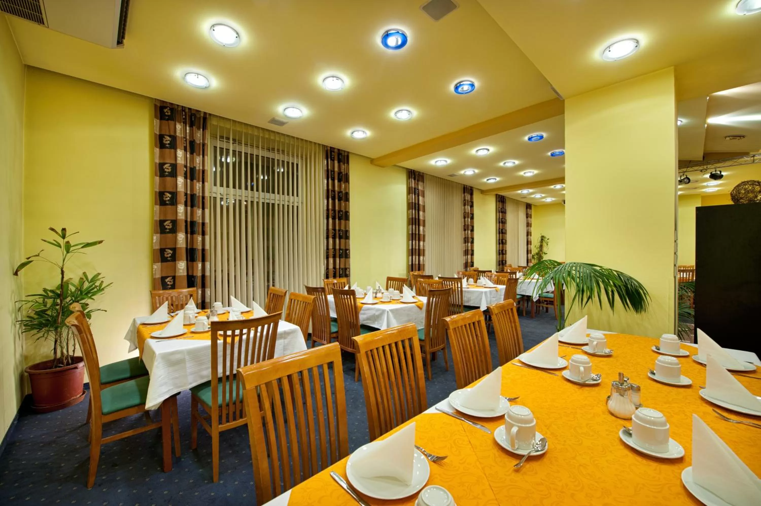 Restaurant/places to eat in Hotel Henrietta