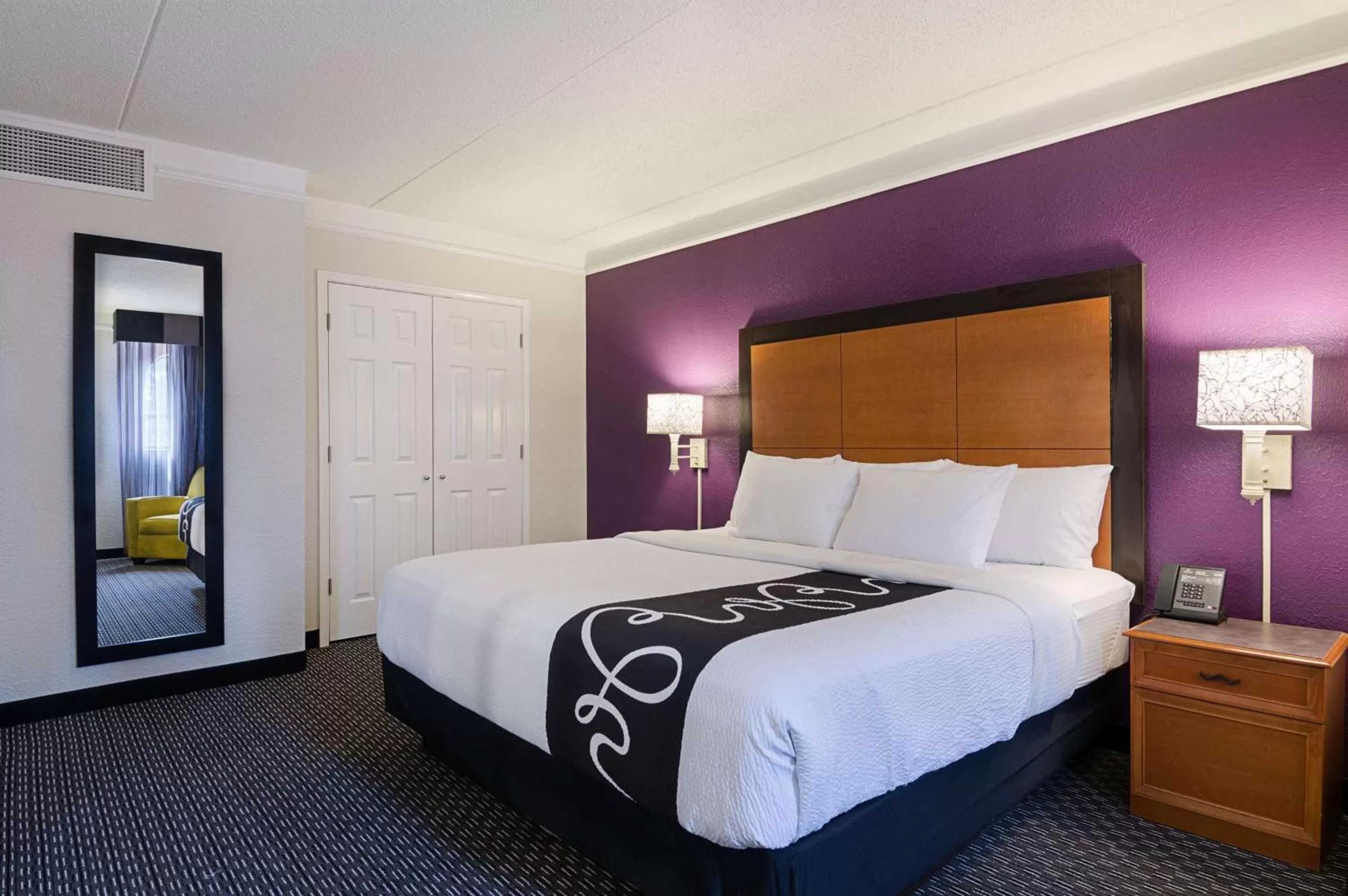 Photo of the whole room, Bed in La Quinta by Wyndham Miami Airport East