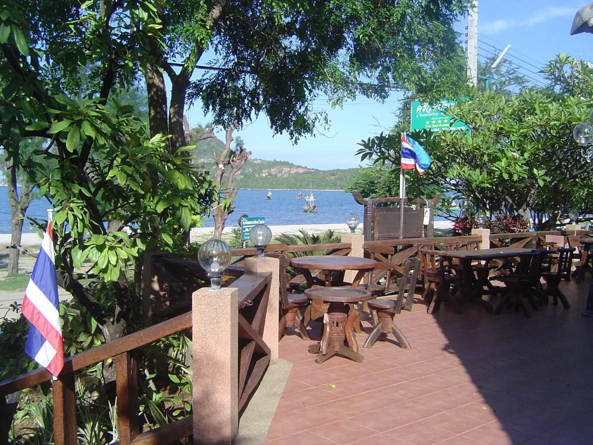 Restaurant/places to eat in Samroiyod Holiday Resort