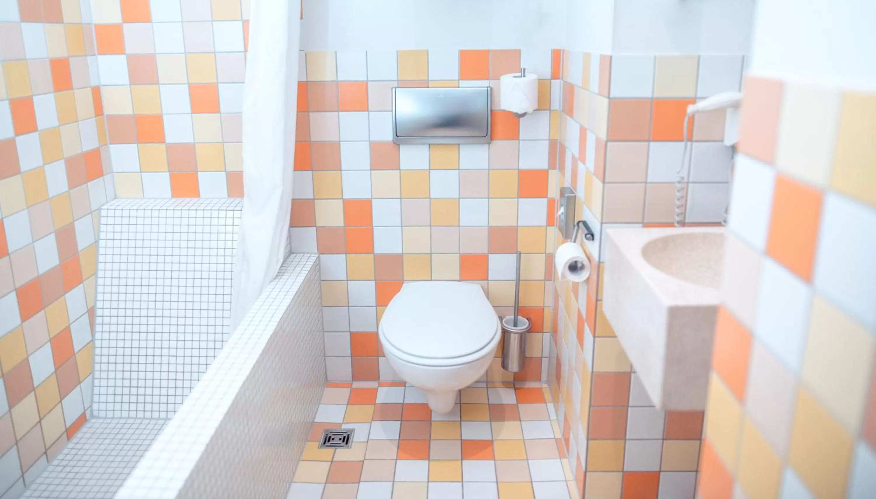 Toilet in Hotel Bleibtreu Berlin by Golden Tulip