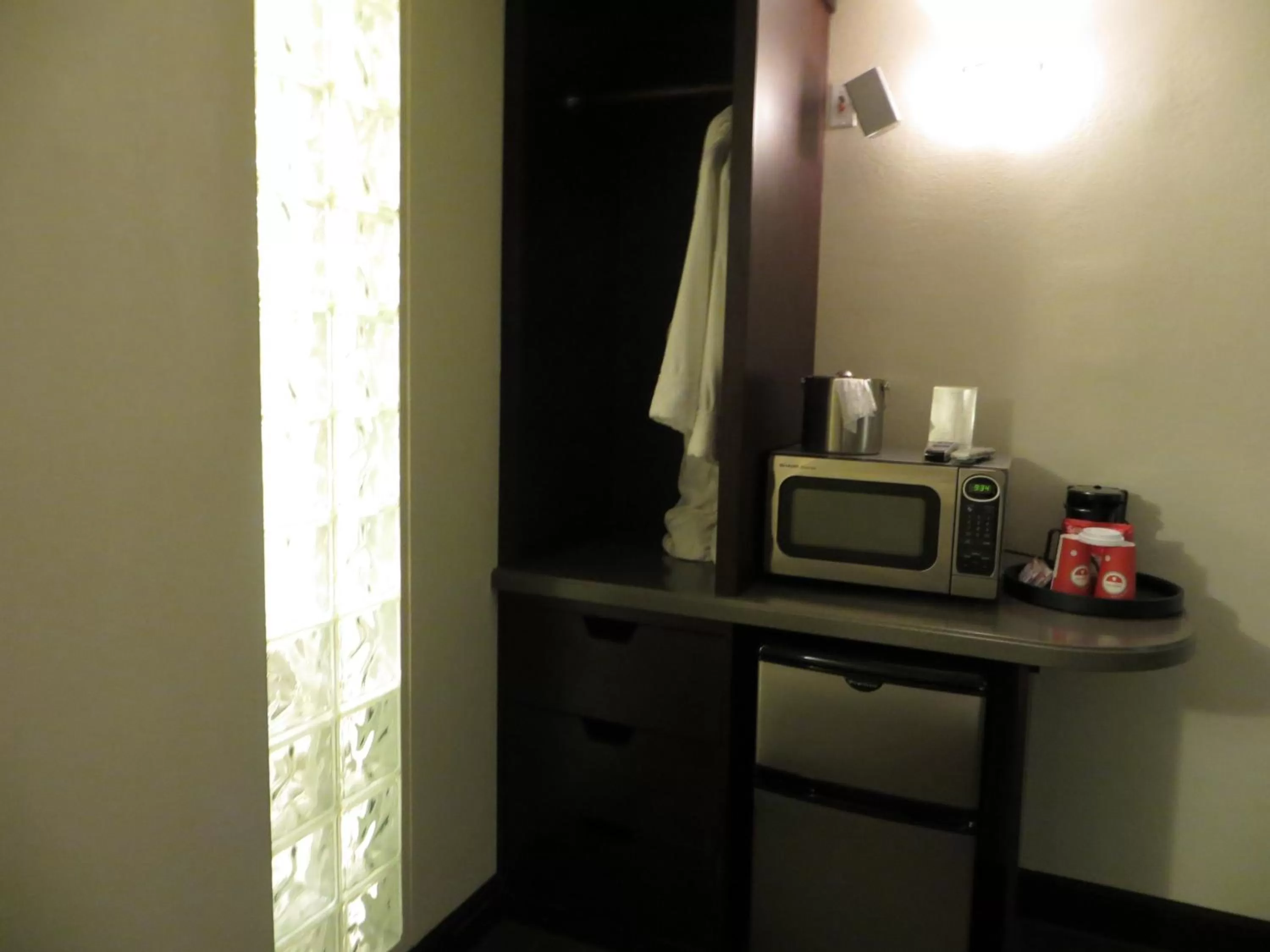 Kitchen or kitchenette, TV/Entertainment Center in Mark Twain Hotel