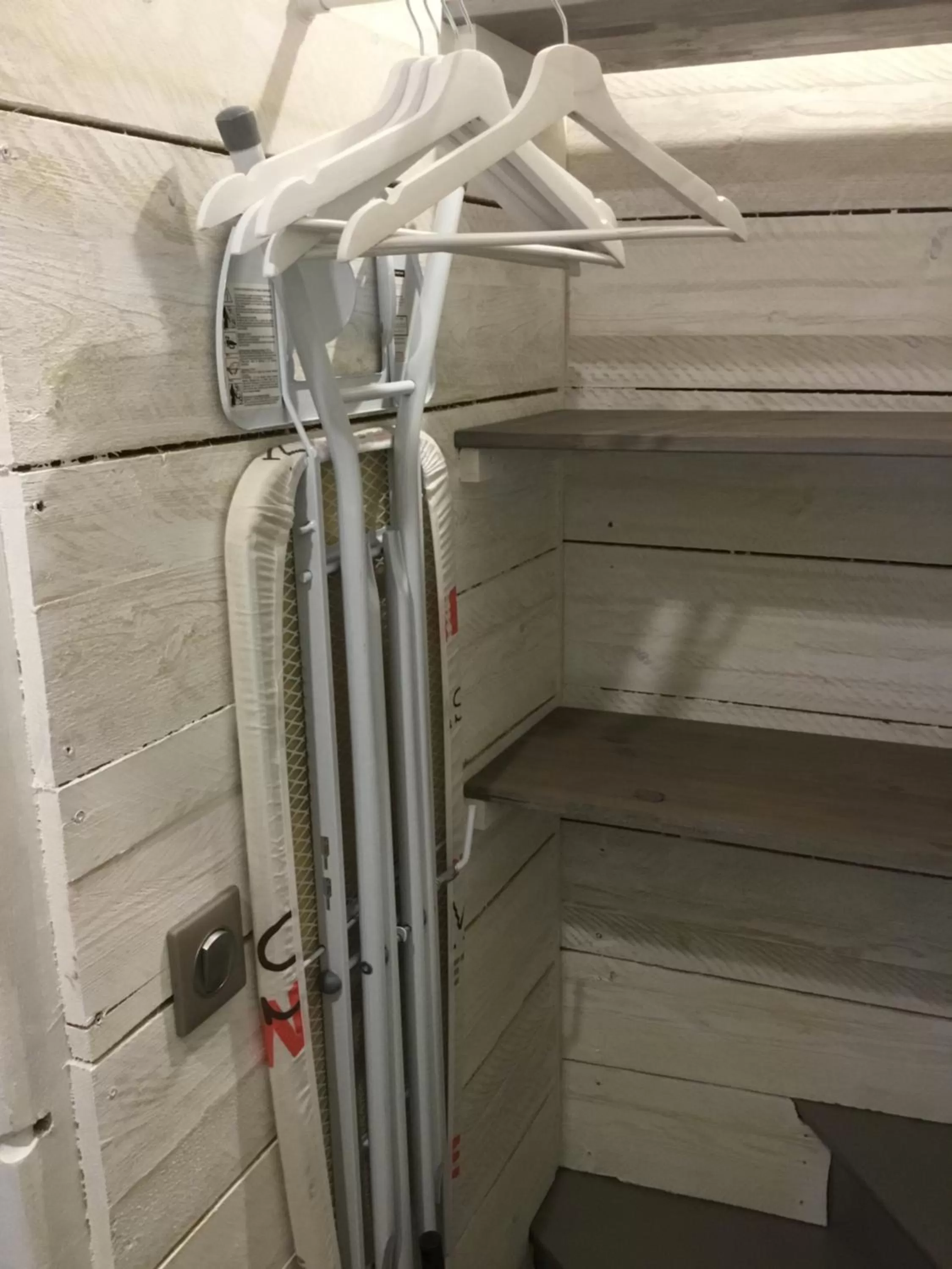 wardrobe in Gîte Studio "La Cambra dé Monflanquin" Studio Cottage