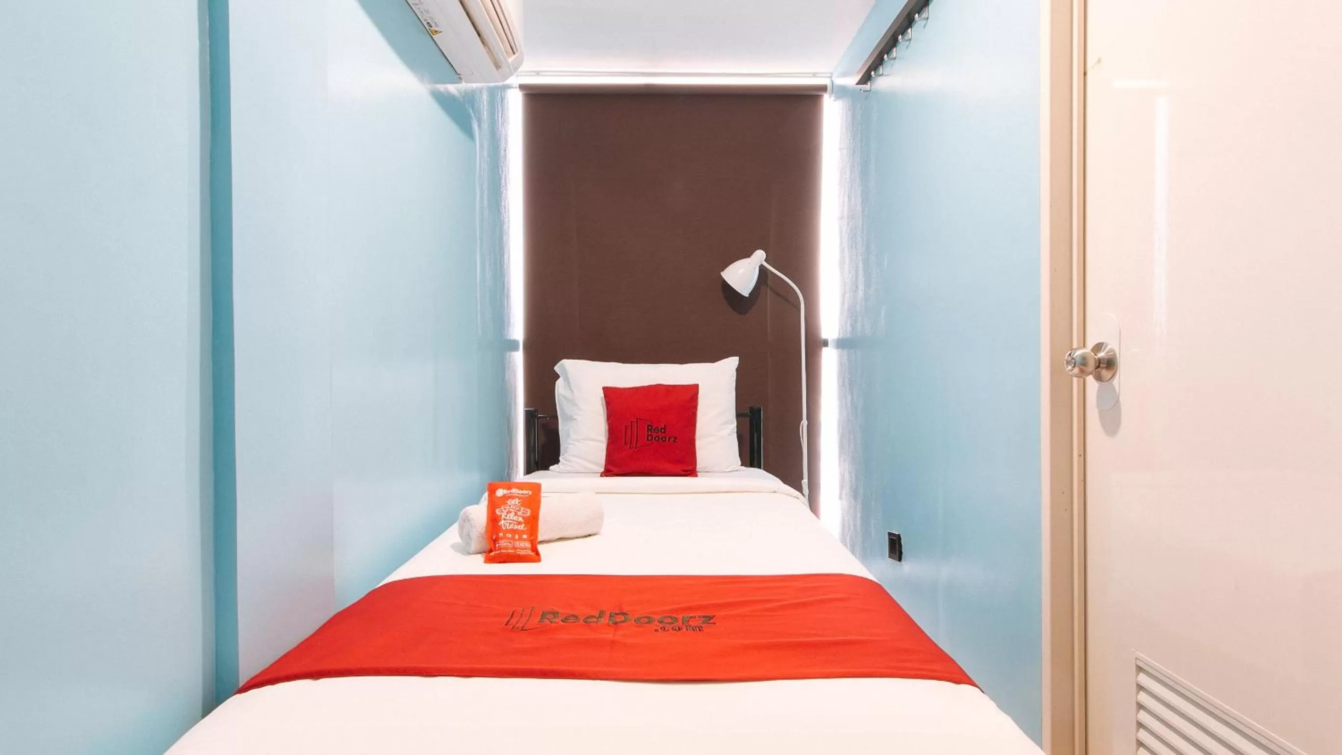 Bedroom, Bed in RedDoorz at Hotel Rosemarie