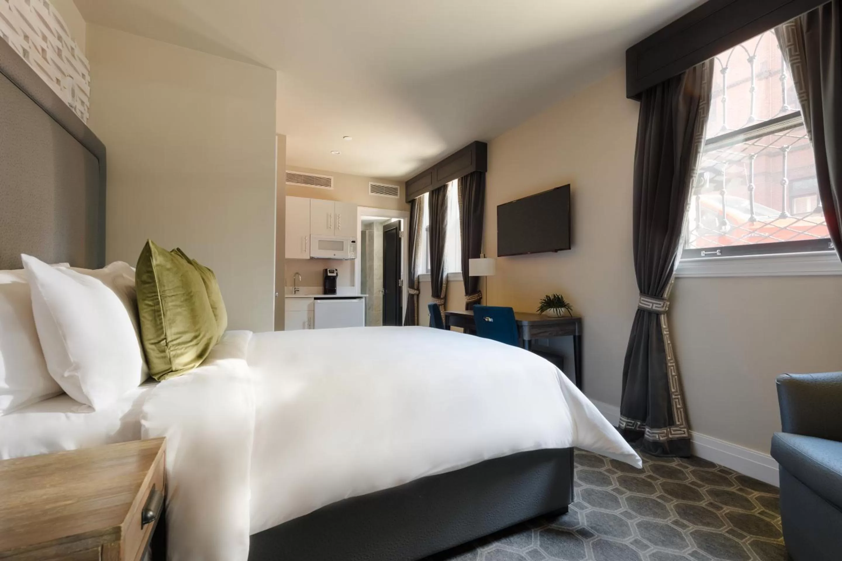 Standard Queen Room in No 284 powered by Sonder