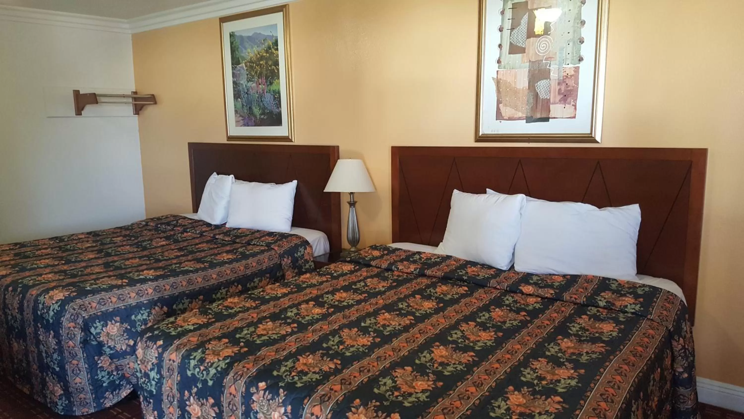 Photo of the whole room, Bed in Royal Inn Motel Long Beach