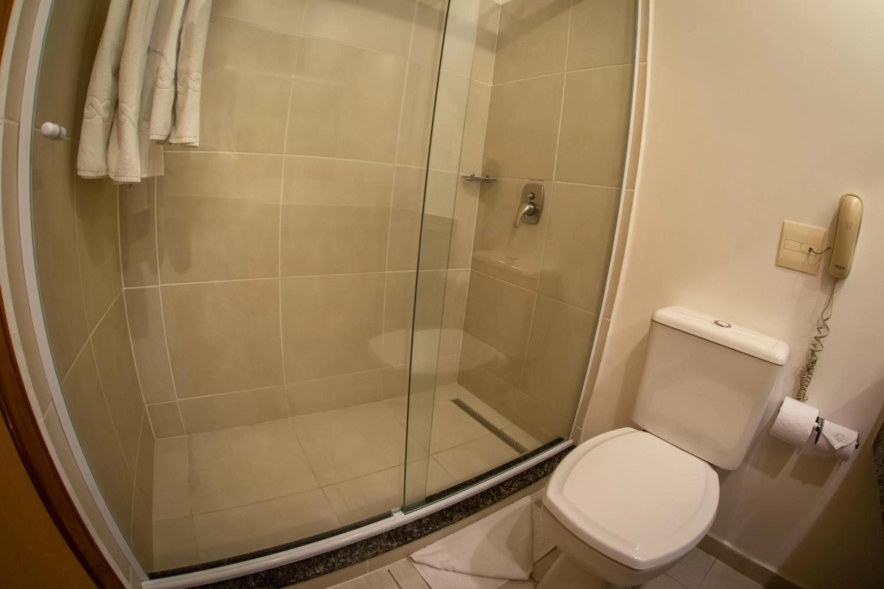 Shower in Hotel Campo Largo Express