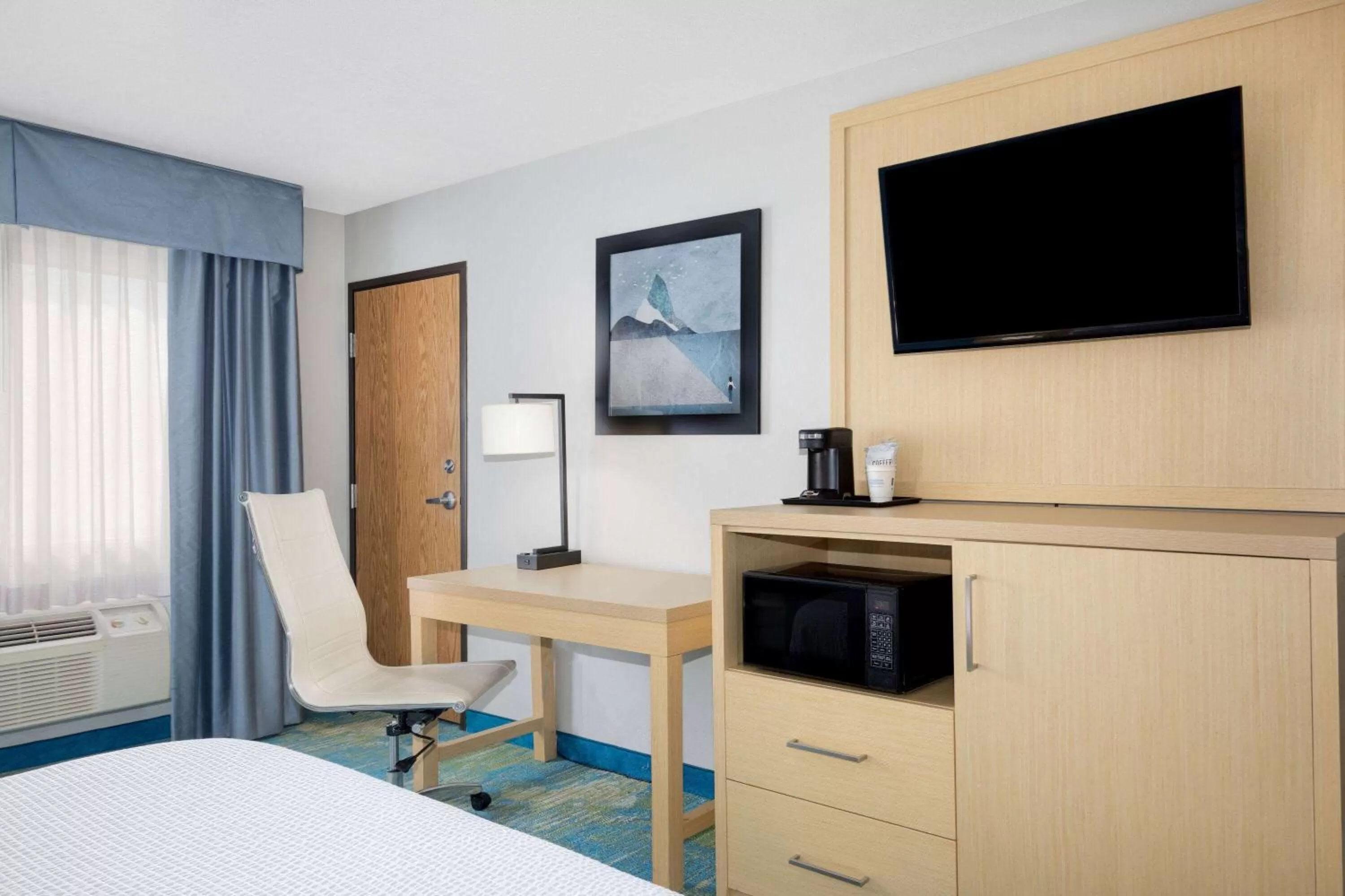 Photo of the whole room, Bed in Days Inn by Wyndham Springville