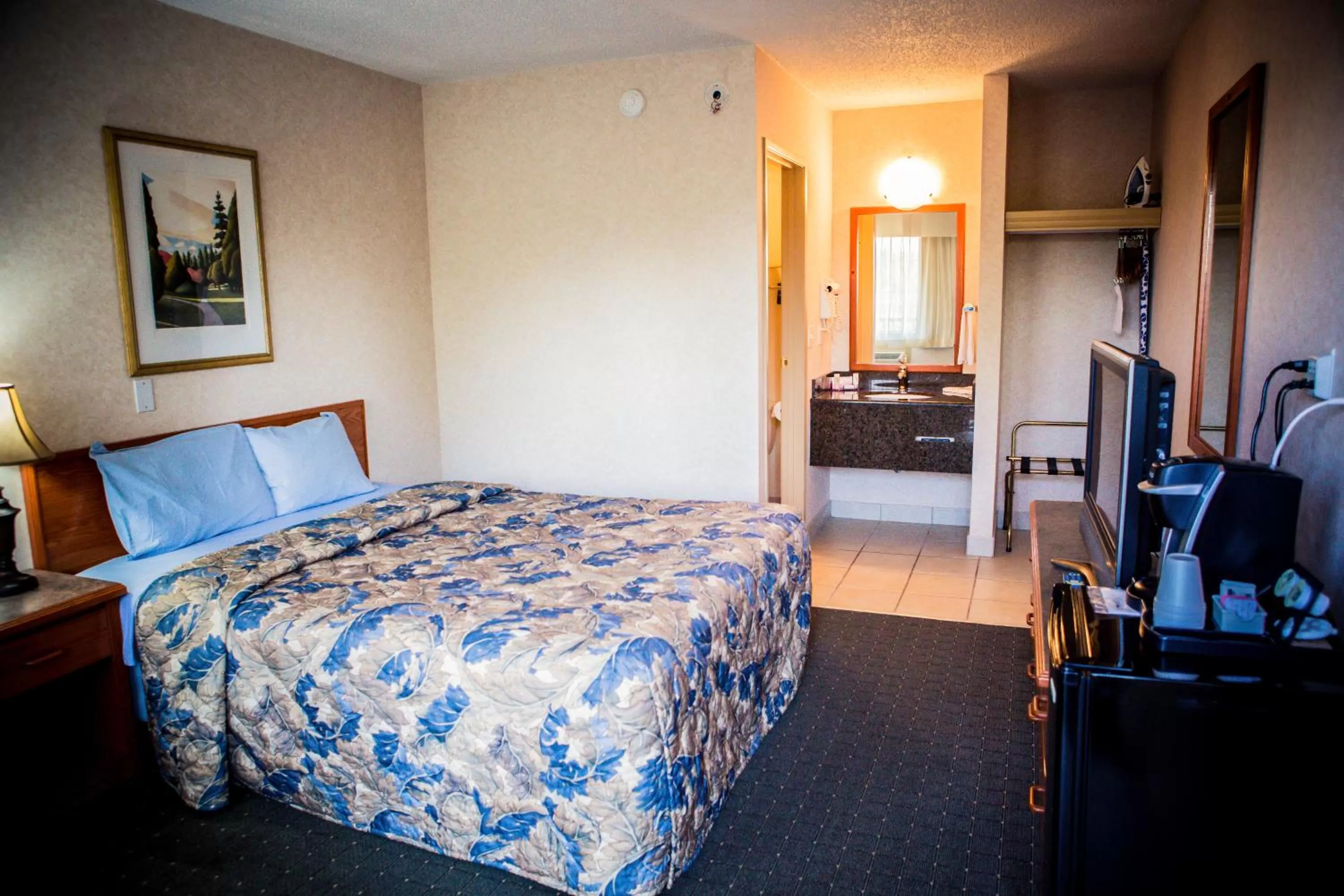 Photo of the whole room, Bed in Langley Hwy Hotel