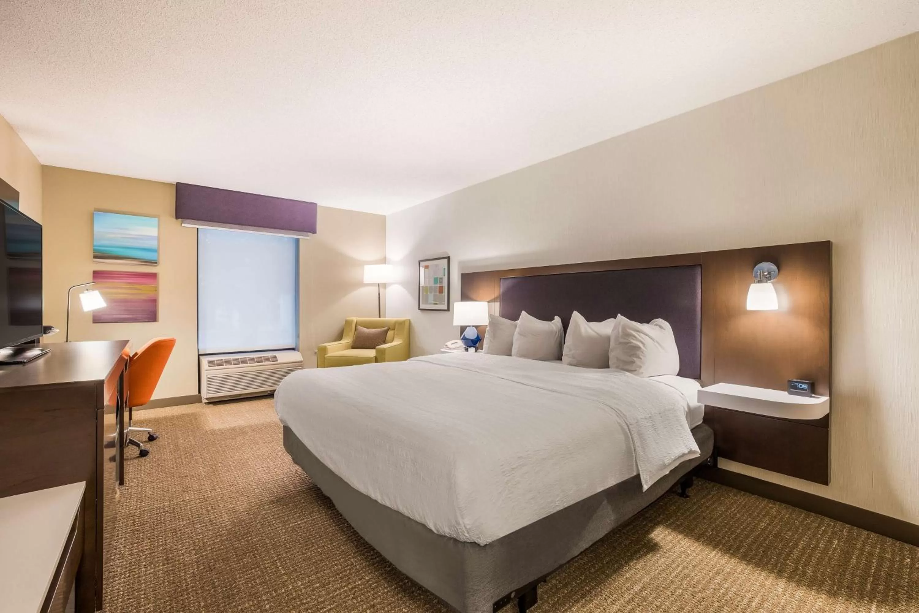 Bed in Hampton Inn McHenry