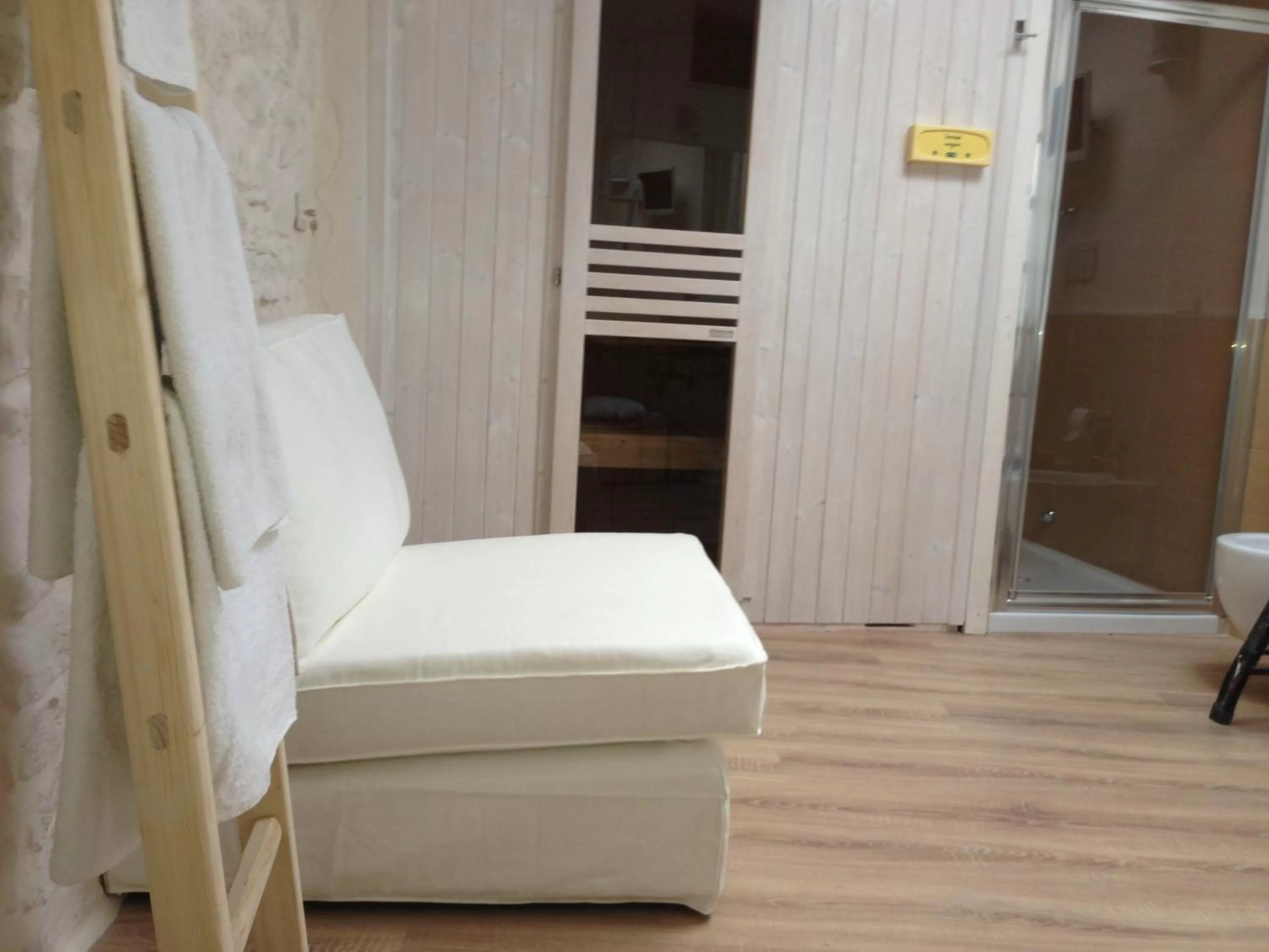 Decorative detail, Bed in Albergo Diffuso Dimora Rossi B&B