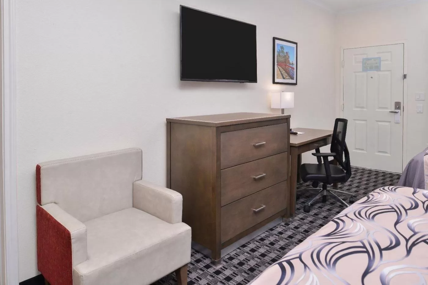 TV and multimedia, Bed in Americas Inn & Suites IAH North