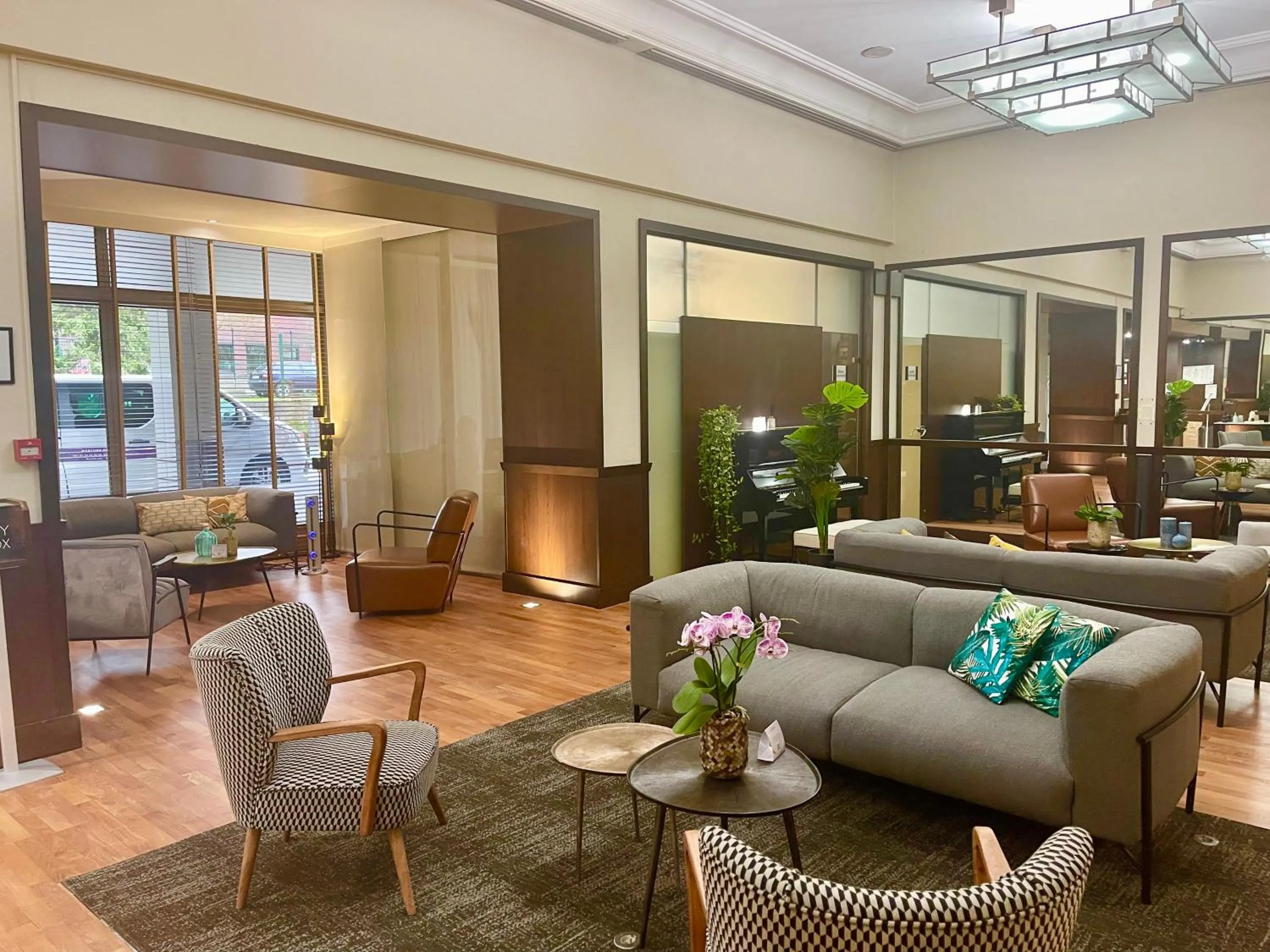 Lobby or reception in Mercure Paris Velizy