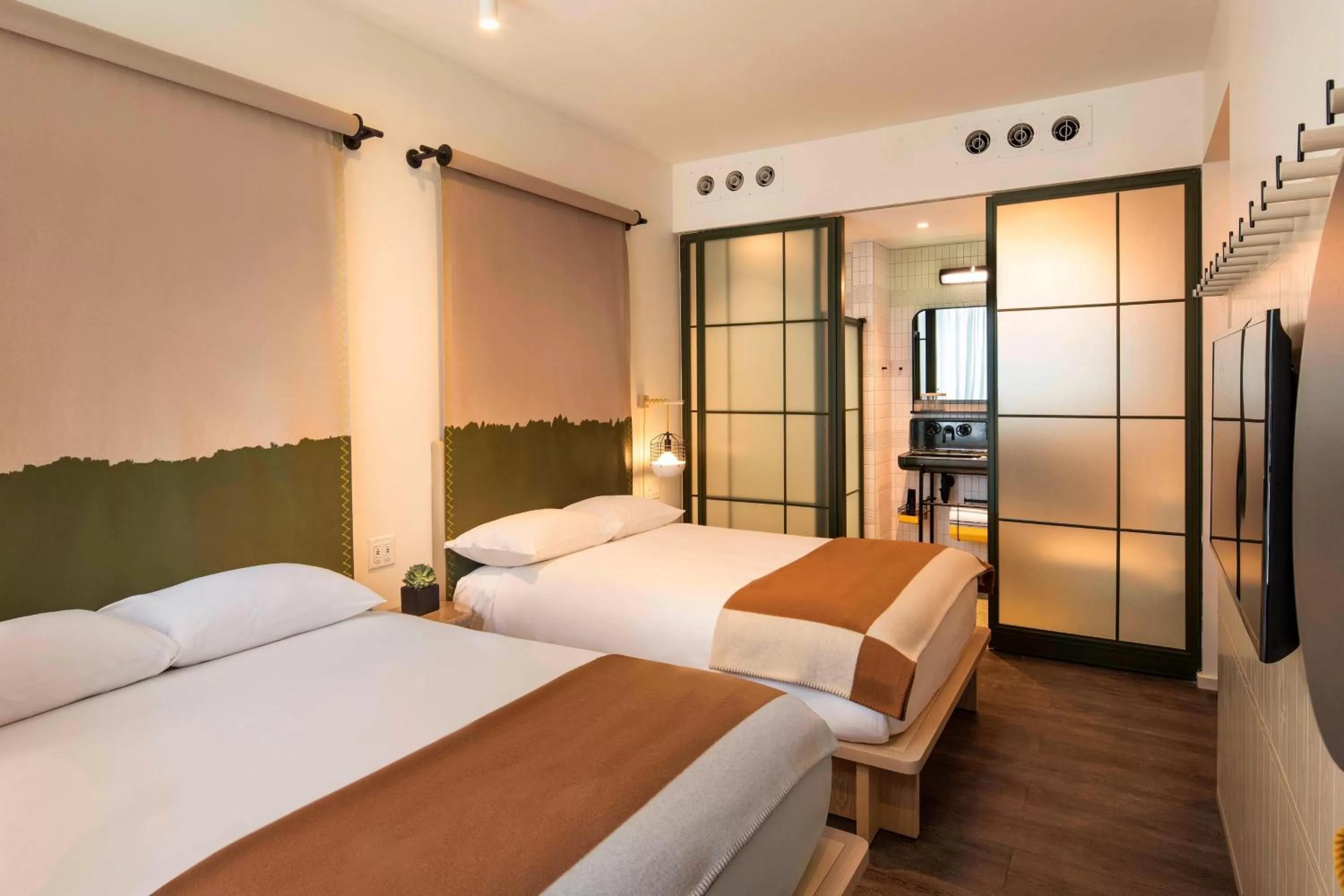 Photo of the whole room, Bed in Moxy NYC Chelsea