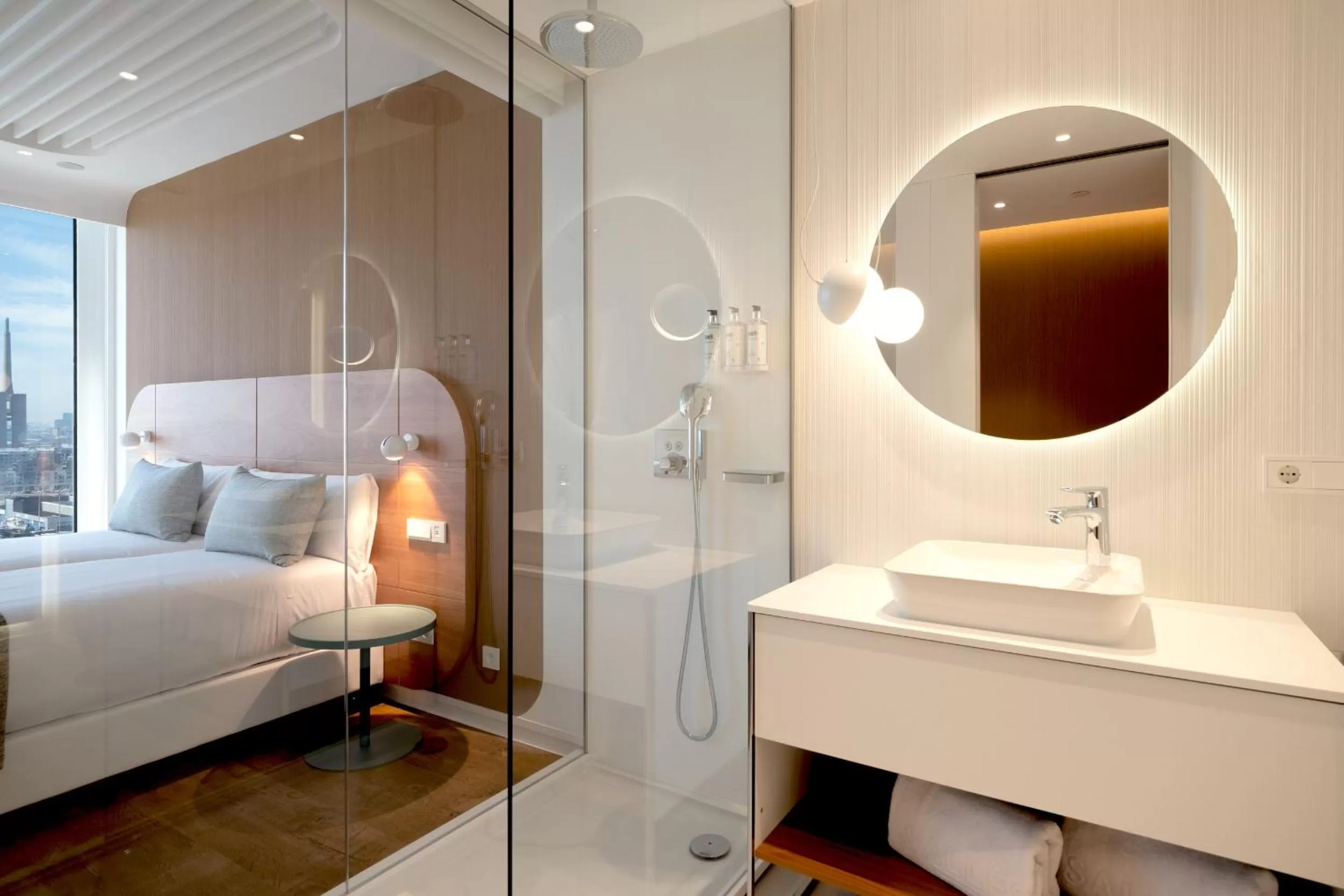 Bathroom, Bed in Hotel Marina Badalona