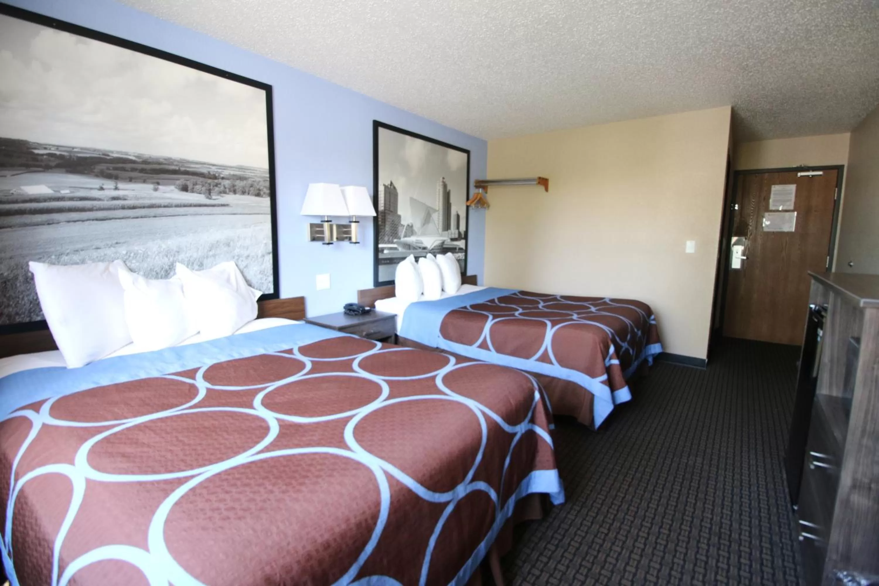 Bed in Super 8 by Wyndham Kenosha/Pleasant Prairie