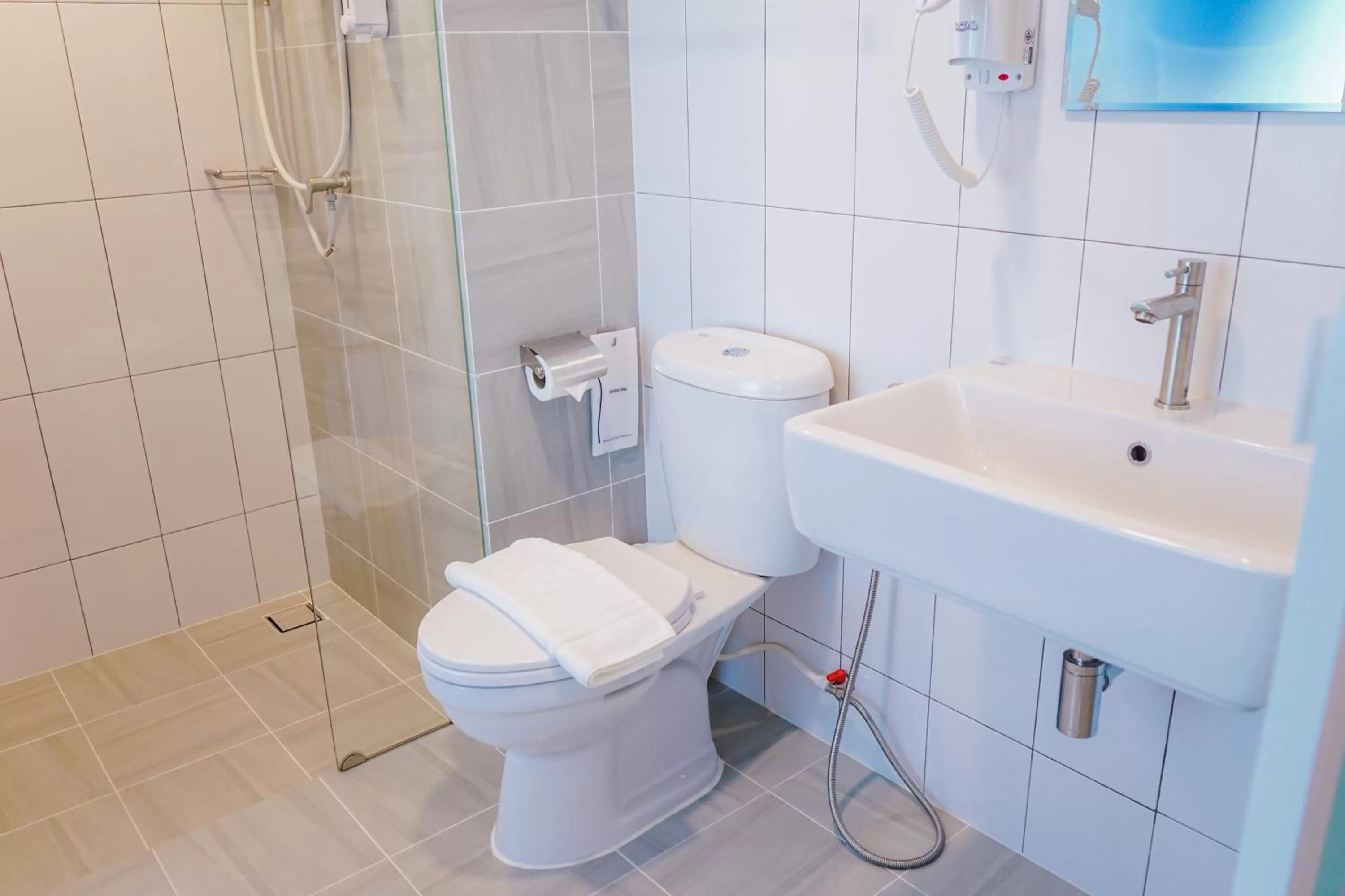 Bathroom in วัน บัดเจท เชียงราย สนามบิน One Budget Hotel Chiangrai Airport