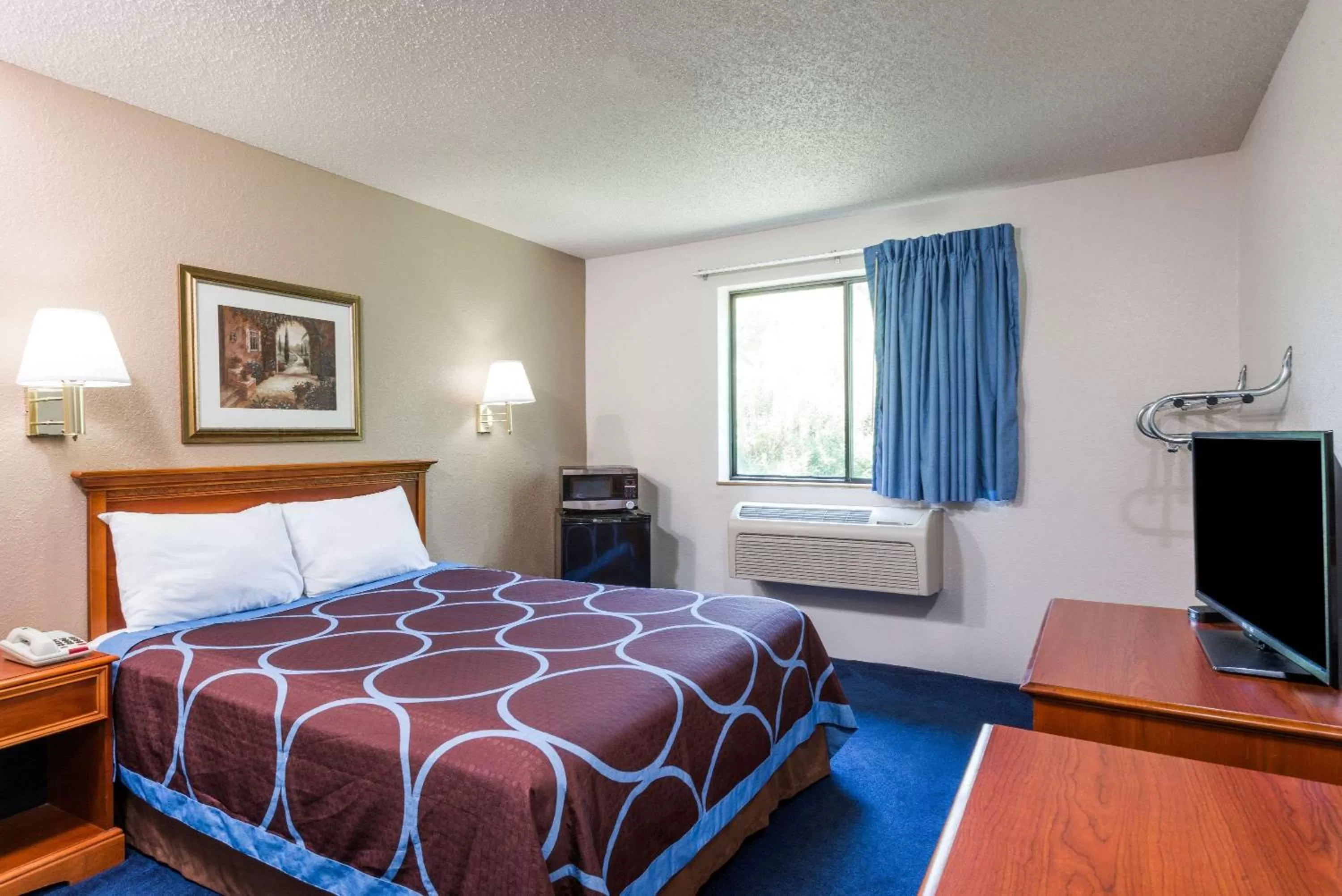 Photo of the whole room, Bed in Super 8 by Wyndham Delmont
