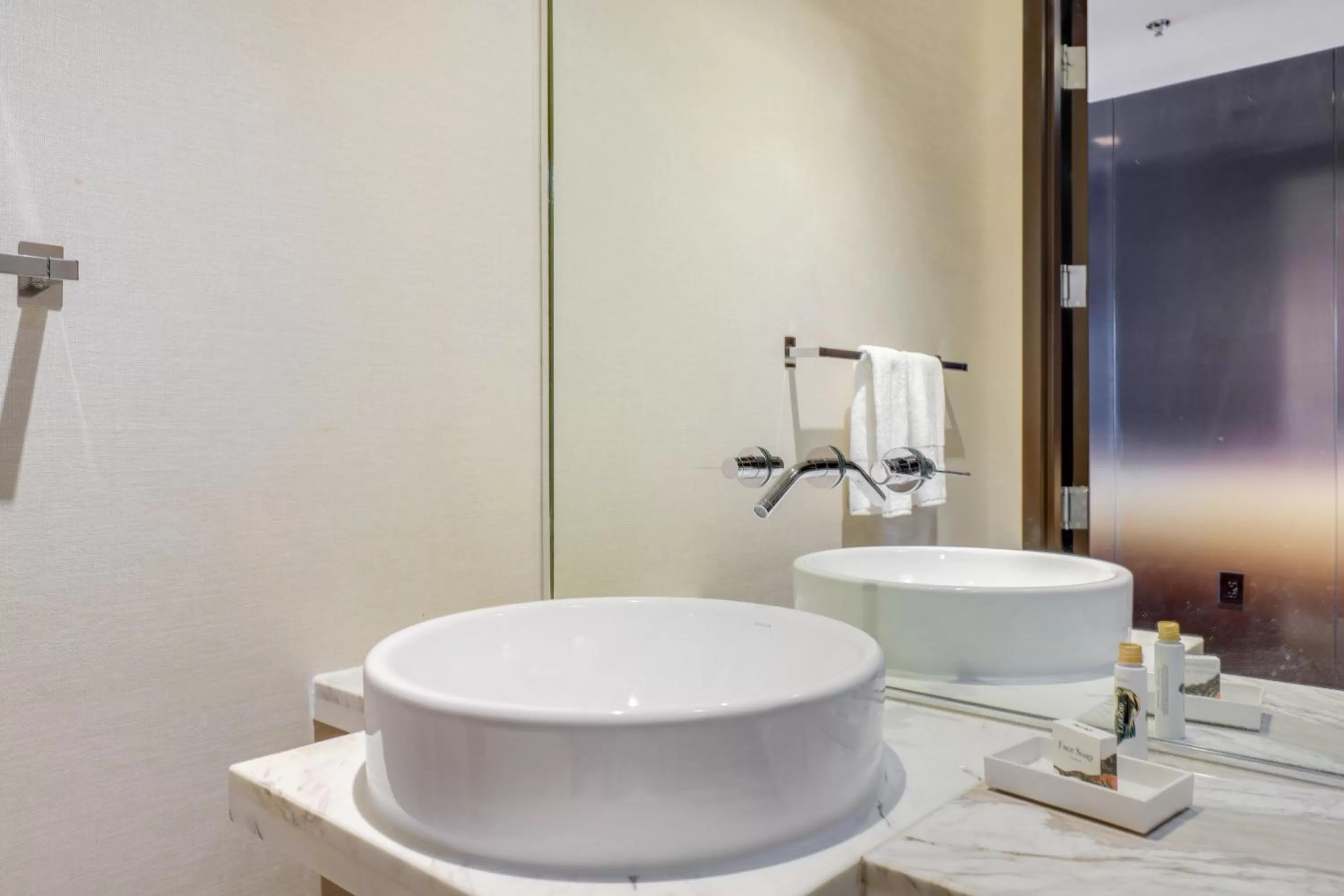 Bathroom in Vegas Palms HIGH 52nd fl. 1BDR corner penthouse 1220sqft