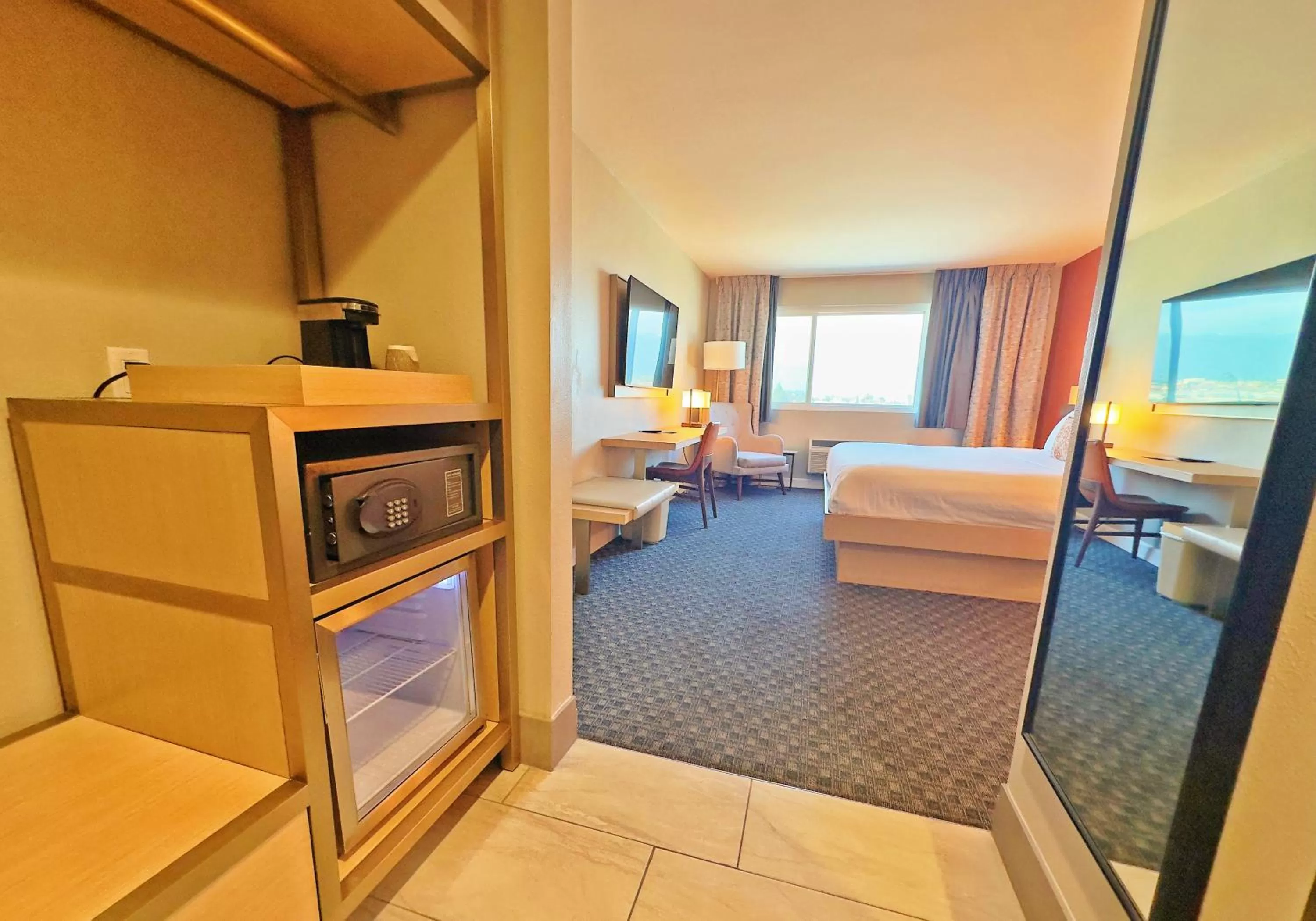 oven, Bed in Lincoln Hotel Monterey Park Los Angeles