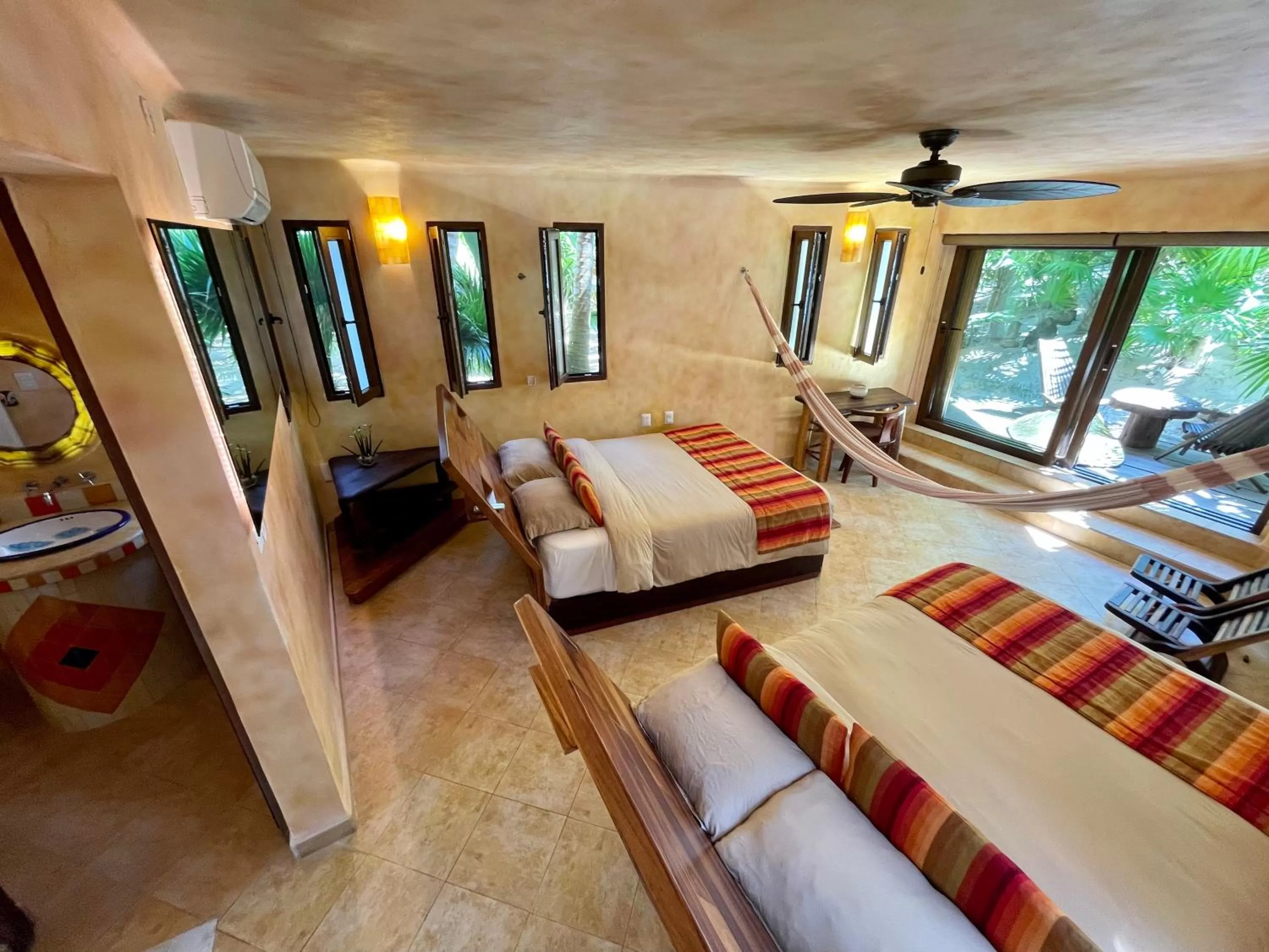 Photo of the whole room, Bed in Sueños Tulum