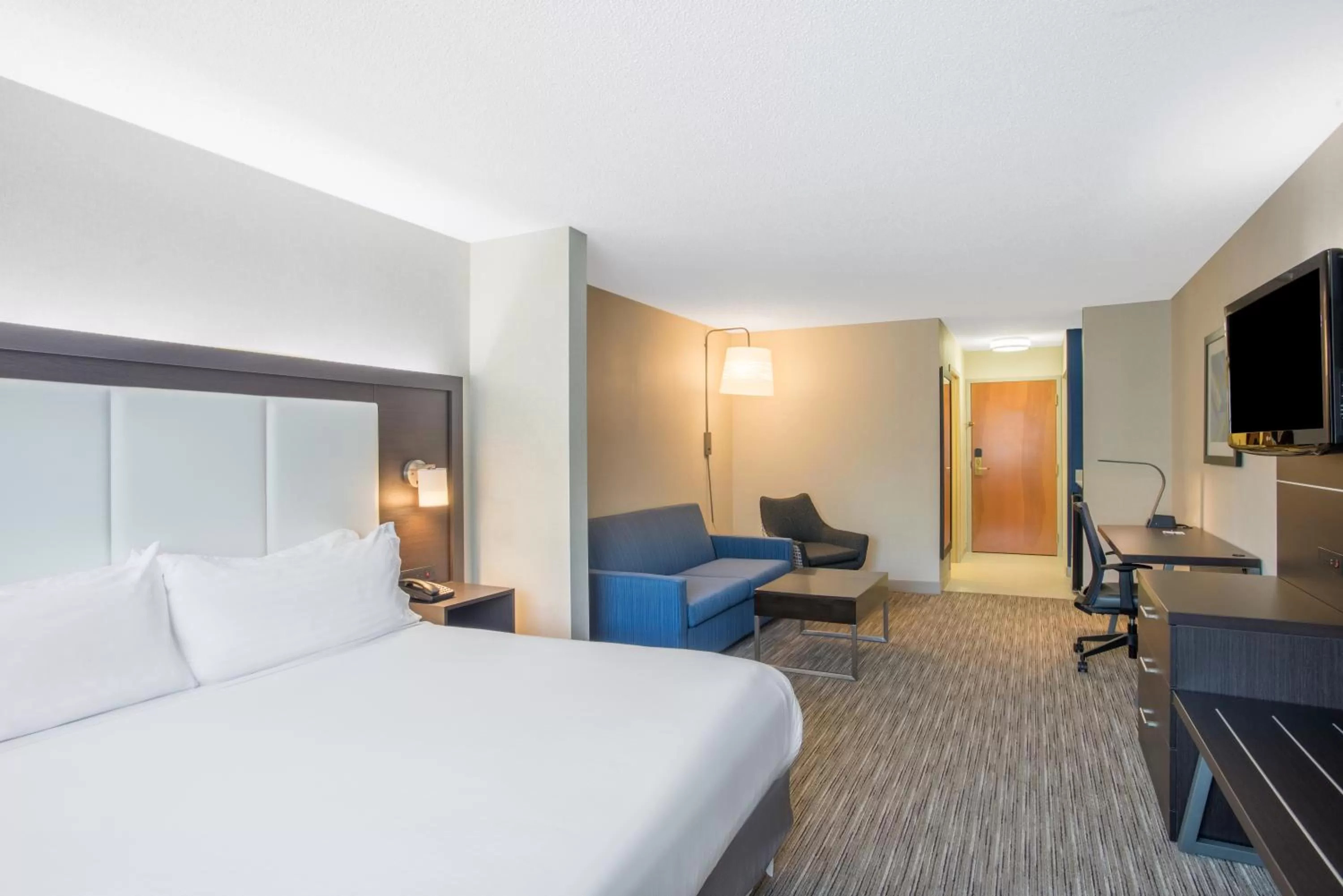 Bedroom, Bed in Holiday Inn Express Hotel & Suites Boston - Marlboro by IHG