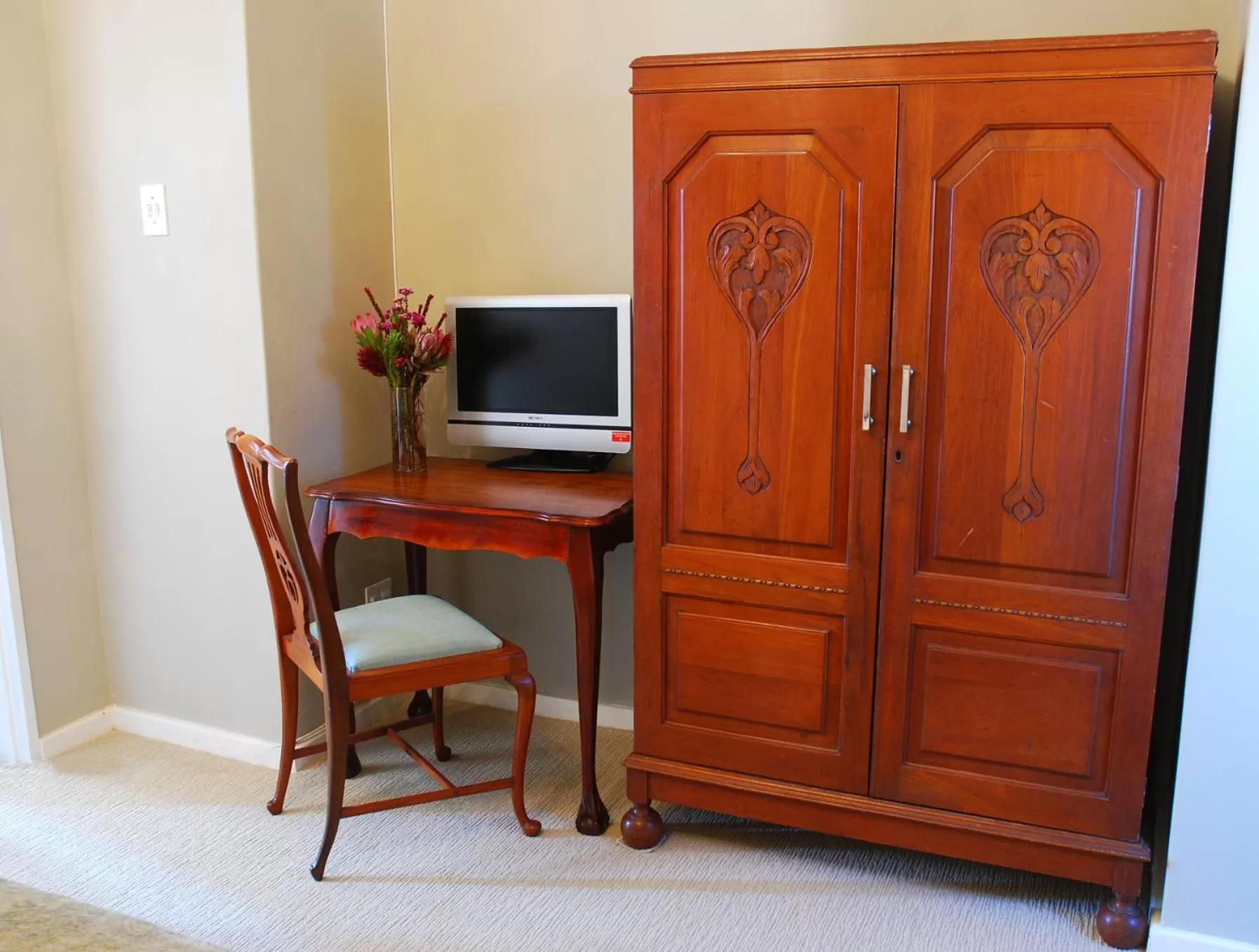 Bedroom, TV/Entertainment Center in Sneezewood Farm Bed&Breakfast and Self-Catering Cottage
