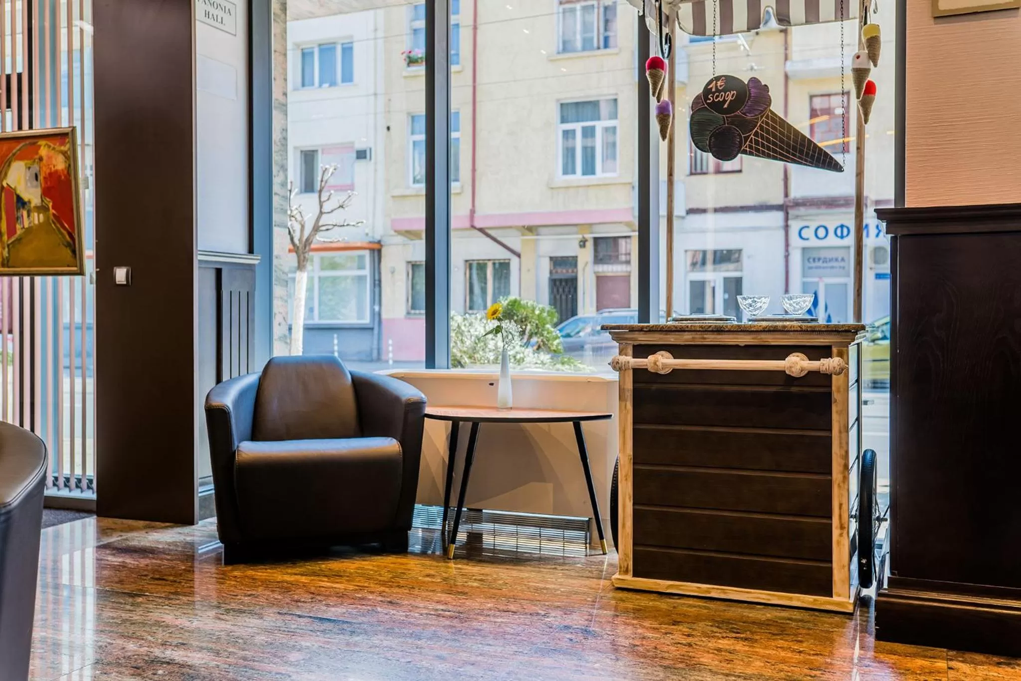 Lobby or reception in Budapest Hotel - Free Parking